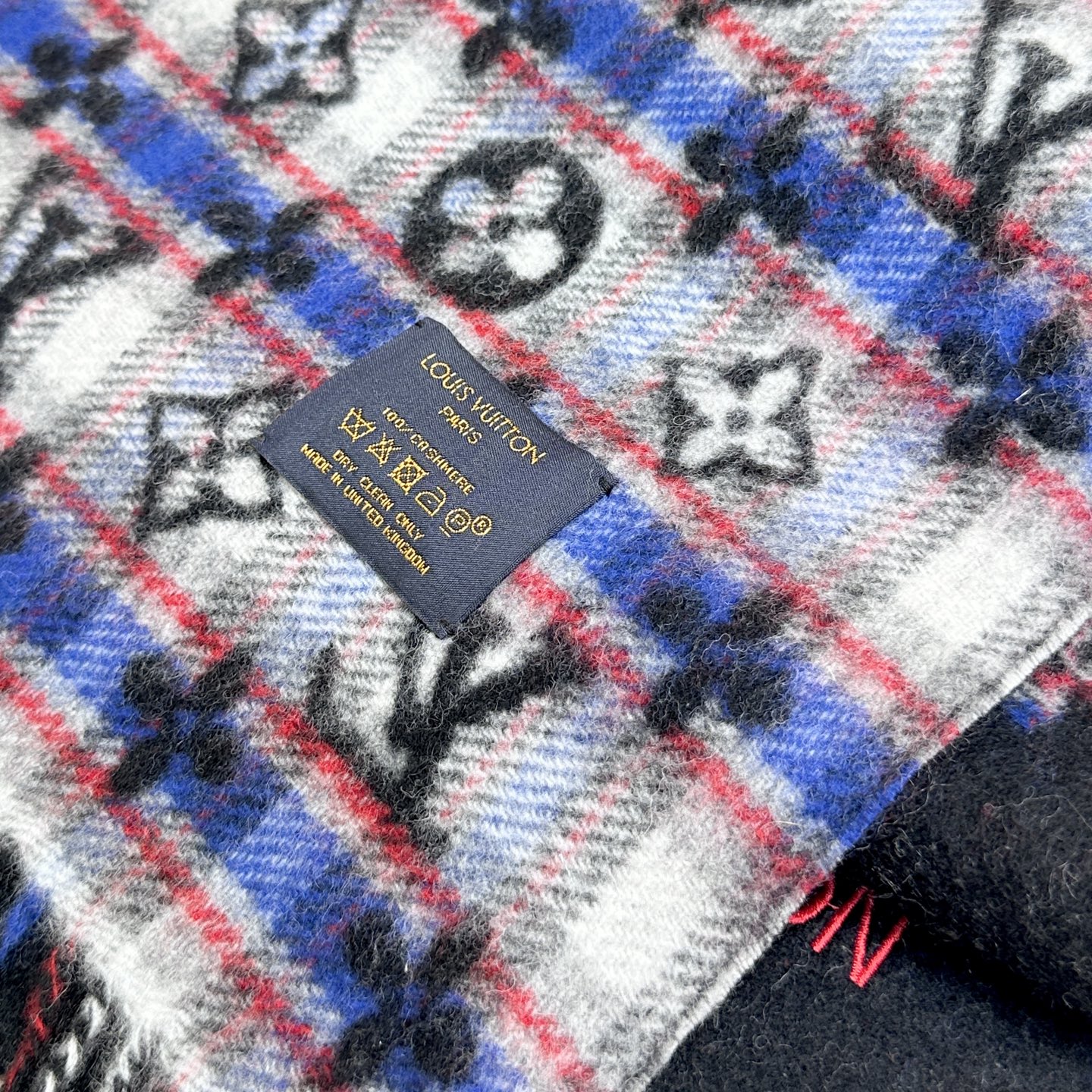 2025Lv爆款来了，👍采用双面渐变色设计，无论怎么搭都不会出错！▪️好看的款式一定要收！这款LV围巾，