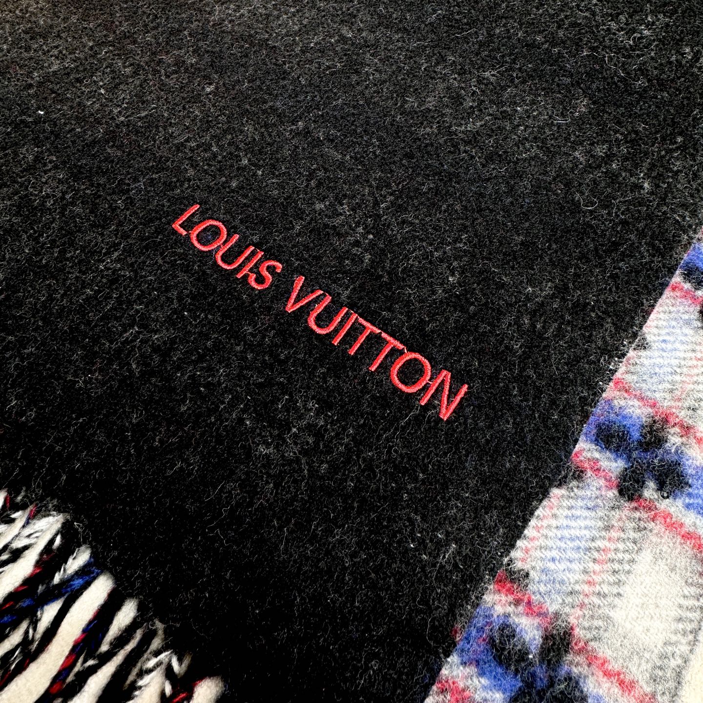 2025Lv爆款来了，👍采用双面渐变色设计，无论怎么搭都不会出错！▪️好看的款式一定要收！这款LV围巾，