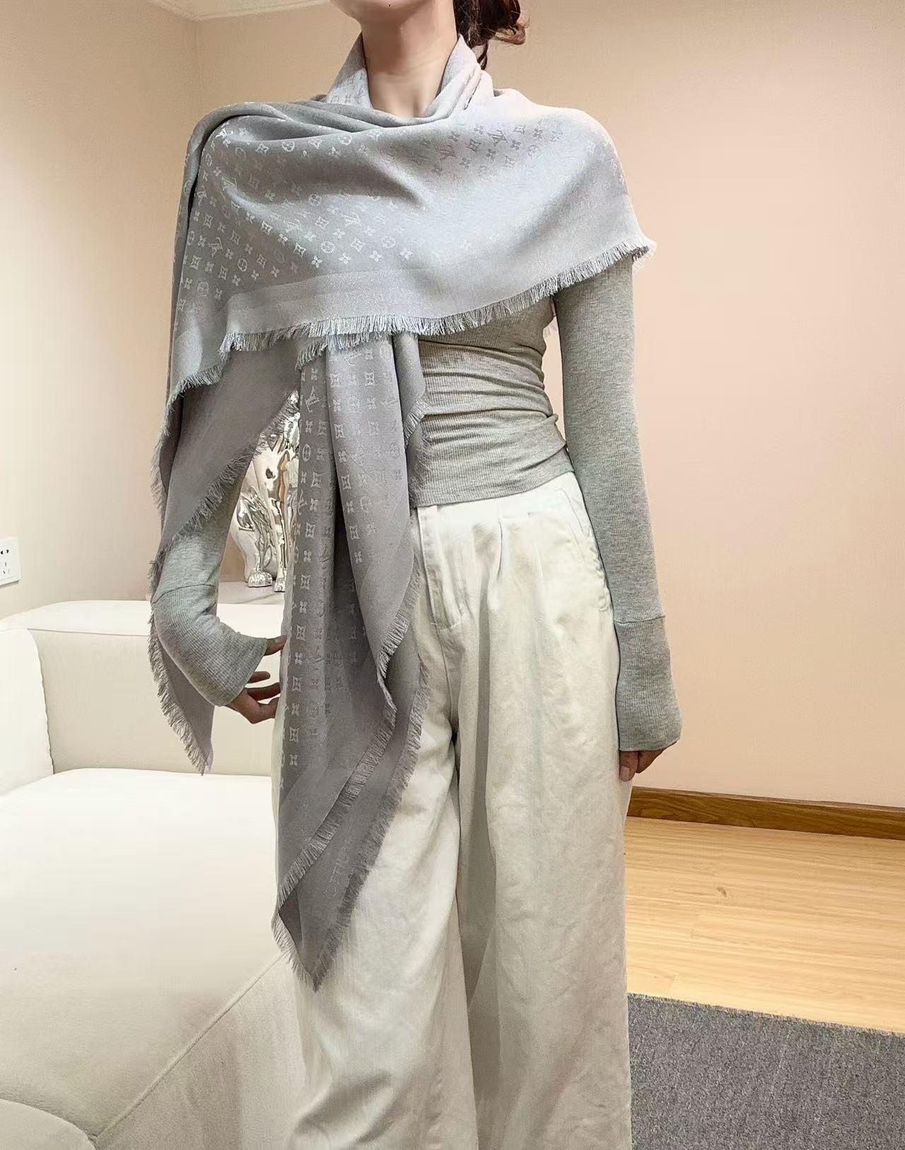 NO:574398,The new Petit Louis shawl is woven with a Monogram pattern using jacquard craftsmanship and two-color yarn. The light and soft velvet blend is cut into a small size and is paired with fringed trim to achieve a variety of styling possibilities. Full Monogram jacquard texture with Louis Vuitton logo on the bottom 50 mulberry silk 24 viscose 9 polyester film fiber 10 wool Made in Italy 139cm×139cm high version scarf, high version scarf, louis vuitton, louis  vuitton,shawls19860909全新 Petit Louis 披肩以提花工艺和双色纱线织就 Monogram 图案.轻软丝绒混纺裁出小幅尺寸,搭配流苏饰边,实现多种造型可能.全幅 Monogram 提花织纹 底部饰有路易威登标识50桑蚕丝 24粘胶纤维 9聚酯薄膜纤维 10羊毛 意大利制造 139cm×139cm高版本围巾,高版本围巾,louis vuitton,louis vuitton,shawls,scarf