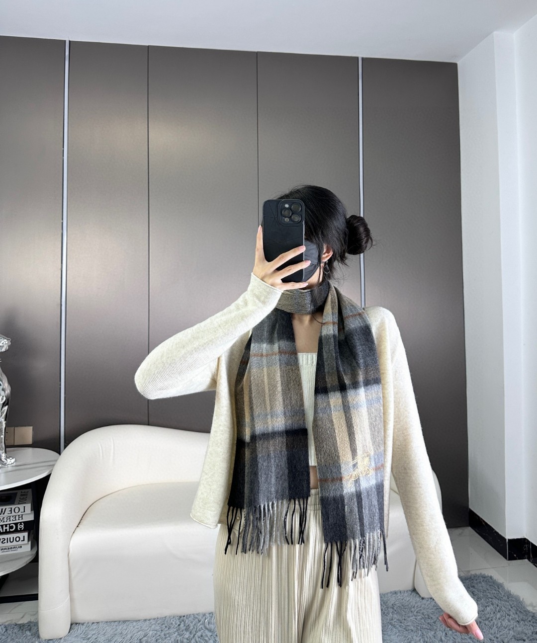 NO:580894,[No. 1 Handsome Gentleman and Stylish] I highly recommend the high-end men’s model ~ super soft and soft deep water ripple men’s pure cashmere scarf!  The design is really beautiful. The dark gray and military green masculine look counters are on sale at the same time. The price is really unbeatable and a great value!  My mother’s price feedback ~ I bought a men’s scarf that is definitely worth the money from Burberry ~ I love the fabric, the double-sided cashmere yarn has clear and clean hairiness, and has a very beautiful water ripple texture. The velvet feel in the hand is really super comfortable!  Very soft and manly style. The upper body effect is incomparable, beautiful and simple. It can be worn on both sides. It is a style that any boy will like. It has texture and is unobtrusive. I have been fascinated by the texture of the fabric and the contrasting color effect many times during the photo shoot. The small logo is very delicate embellishment. It is textured and unobtrusive. It is a bonus for everyone. It feels very soft and comfortable.  Medium thickness, very friendly to the neck~Classic men's 30cm wide cashmere scarf, unisex style, cashmere, size 30*200cm, suitable for formal wear or casual wear~It can be folded in half to hang or circled, stylish for a gentleman~One color with warm demeanor. High version scarf, high version scarf, burberry19860909【帅气绅士有型No.1】怒赞推荐高端男士款~超级无敌软糯的深度水波纹男士纯羊绒围巾！设计真的太好看了,深灰和军绿的男神色碰撞专柜同步在售,这个价格真的无敌超值！亲妈价格回馈~买到绝对值Burberry非常正的男士围巾~面料大爱,双面的羊绒纱线毛羽清晰干净,有着非常漂亮的水波纹纹路,握在手里绒感真的超级无敌舒服！非常柔软很Man的风格,上身效果无敌好看大气简约,两面都可以围,任何男生都会喜欢的款吧,有质感不张扬拍照过程中已经多次被面料质感和撞色的效果迷倒.小小Logo非常精致的点缀,有质感不张扬~尾单余一丢丢福利大家~手感非常柔软舒服中等厚度,非常亲脖子的一款~经典男士的30cm宽羊绒围巾男女通用款式,羊绒,规格30*200cm搭配正装或者搭配休闲装都很合适~对折挂围或者绕圈围都完全可以,绅士有型~有温度的风度一个色.高版本围巾,高版本围巾,burberry,scarf