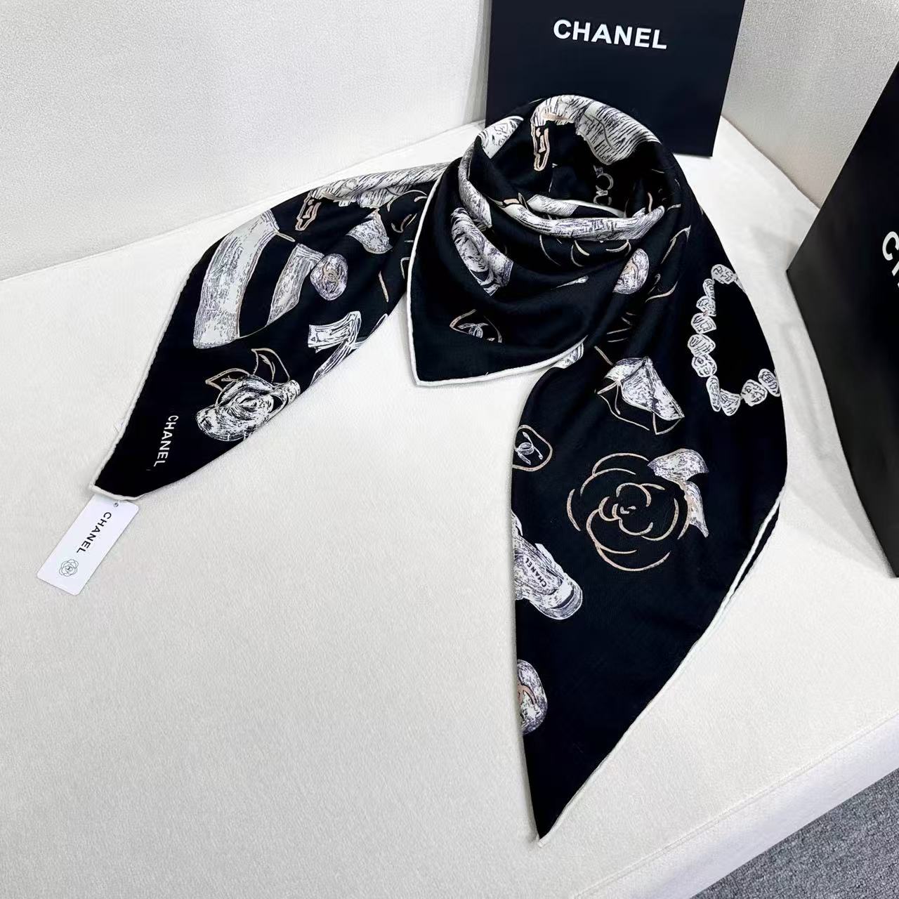 双面同色带一点粉调的香经典茶花优雅Coco风，Chanel最新菱格丝绒大方巾~气质到骨子里，香奶奶新一季