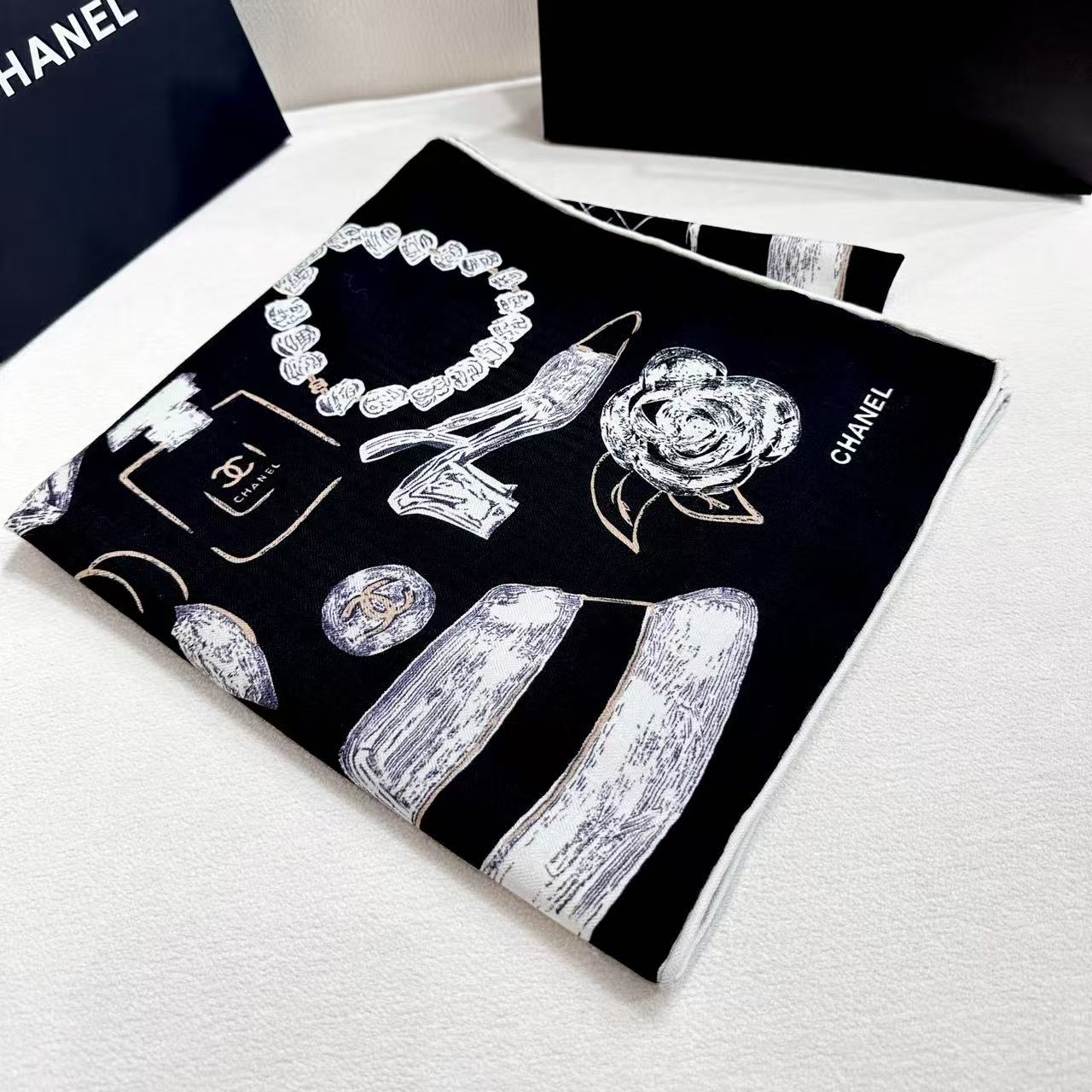 双面同色带一点粉调的香经典茶花优雅Coco风，Chanel最新菱格丝绒大方巾~气质到骨子里，香奶奶新一季