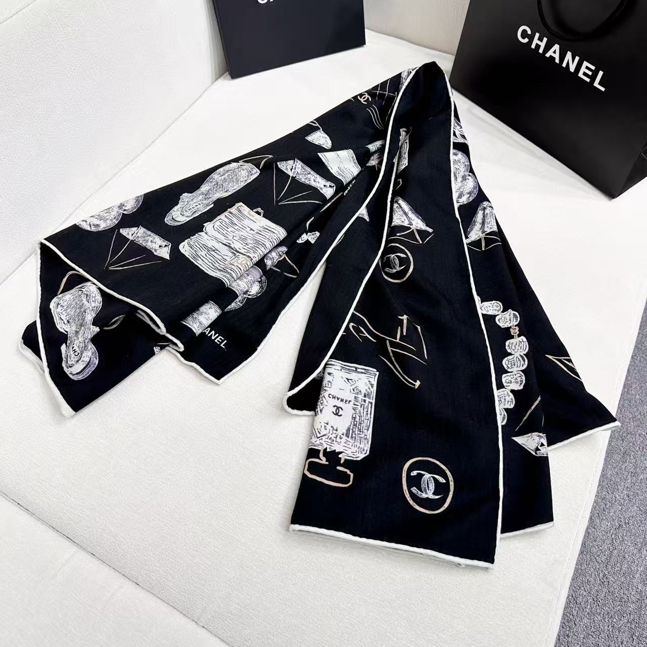 双面同色带一点粉调的香经典茶花优雅Coco风，Chanel最新菱格丝绒大方巾~气质到骨子里，香奶奶新一季