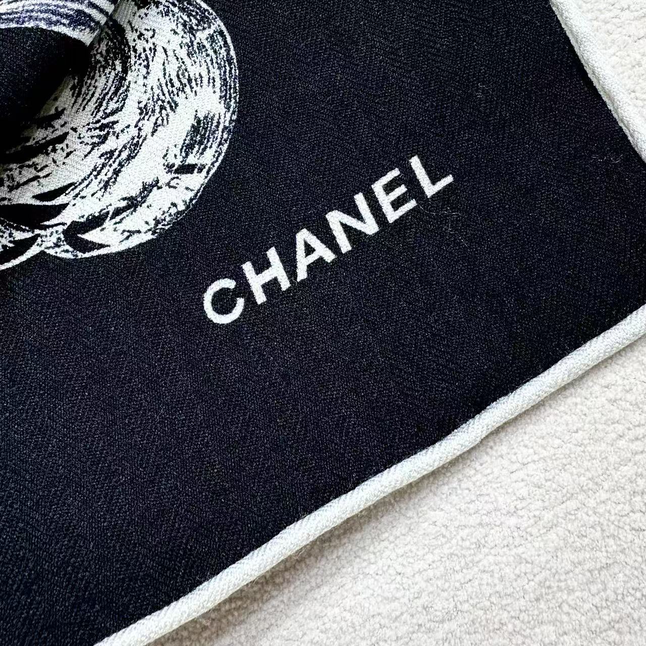 双面同色带一点粉调的香经典茶花优雅Coco风，Chanel最新菱格丝绒大方巾~气质到骨子里，香奶奶新一季