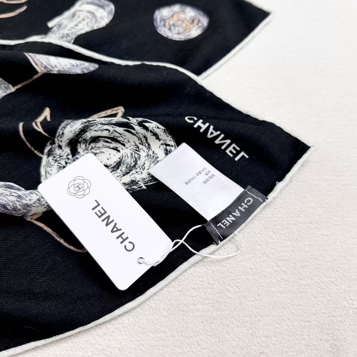 双面同色带一点粉调的香经典茶花优雅Coco风，Chanel最新菱格丝绒大方巾~气质到骨子里，香奶奶新一季