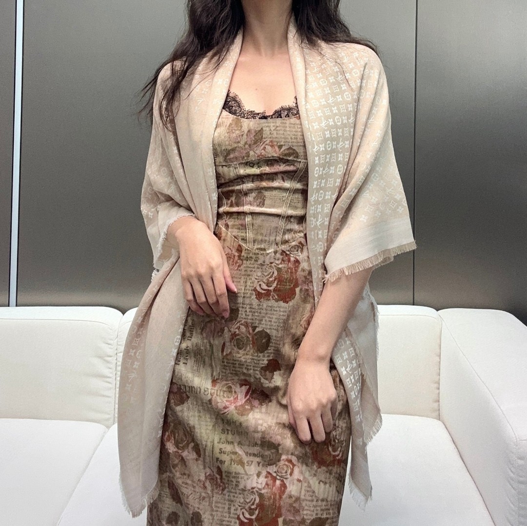 LV新鲜出炉的超赞小披肩~！】披肩尺寸是少有的120cm*120cm，小字母老花的设计，真的超级心水，尺