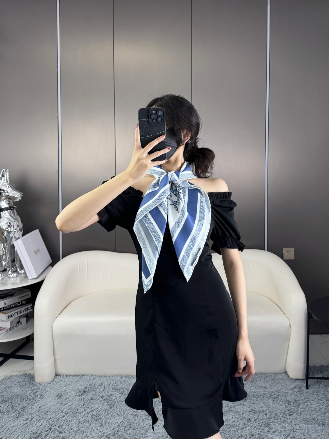 品名: 墨西哥花朵面料：真丝尺寸：90*90颜色： 蓝色 粉色 绿色这款白色方巾饰以彼得罗·鲁福 (Pi