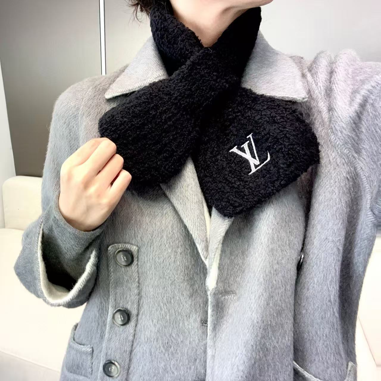 NO:581217,Only LV Mini Comfy scarf is made of soft sheep wool blend and condenses the classic silhouette, wrapping it with comfort and warmth in the cold winter. LV letter embroidery pays tribute to the brand heritage, and the elegant design shows personality and charm. 70x13 cm (length x height) 90% sheep wool, 7% polyester, 3% spandex Pull-through opening High version scarf, high version scarf, louis vuitton19860909Only LV Mini Comfy 围巾以柔软绵羊毛混纺浓缩经典廓形,于凛凛 寒冬围裹舒适暖意.LV字母刺绣致意品牌传承,优雅设计尽显个性 魅力.70x13厘米（长度x高） 90％绵羊毛,7％ 聚酯纤维,3％ 氨纶 拉穿式开口 高版本围巾,高版本围巾,louis vuitton,scarf