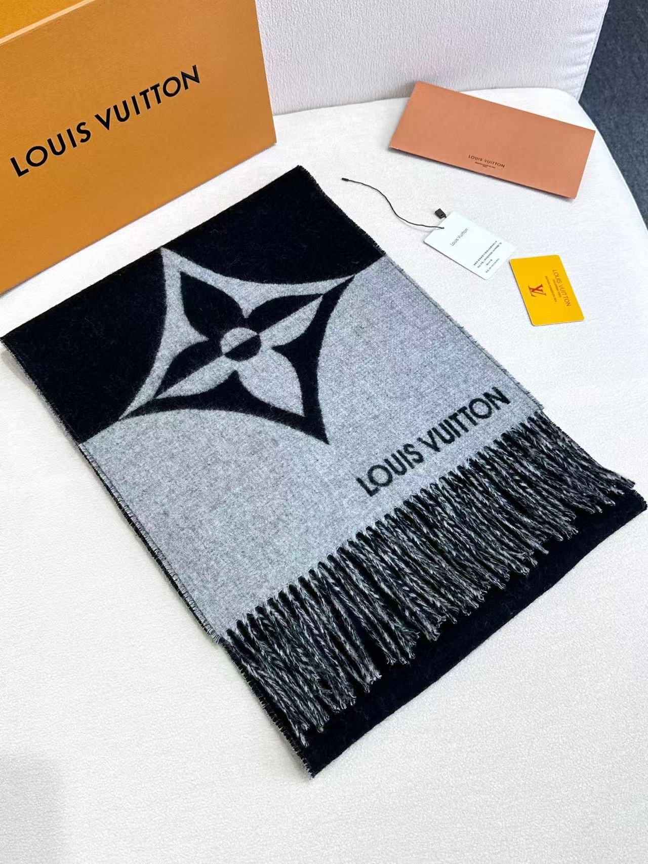 LV GraPhic Dual围巾采用舒软毛诚信混纺裁出宽幅尺寸，以鲜明双色设计烘托LV字母，翻转即现M