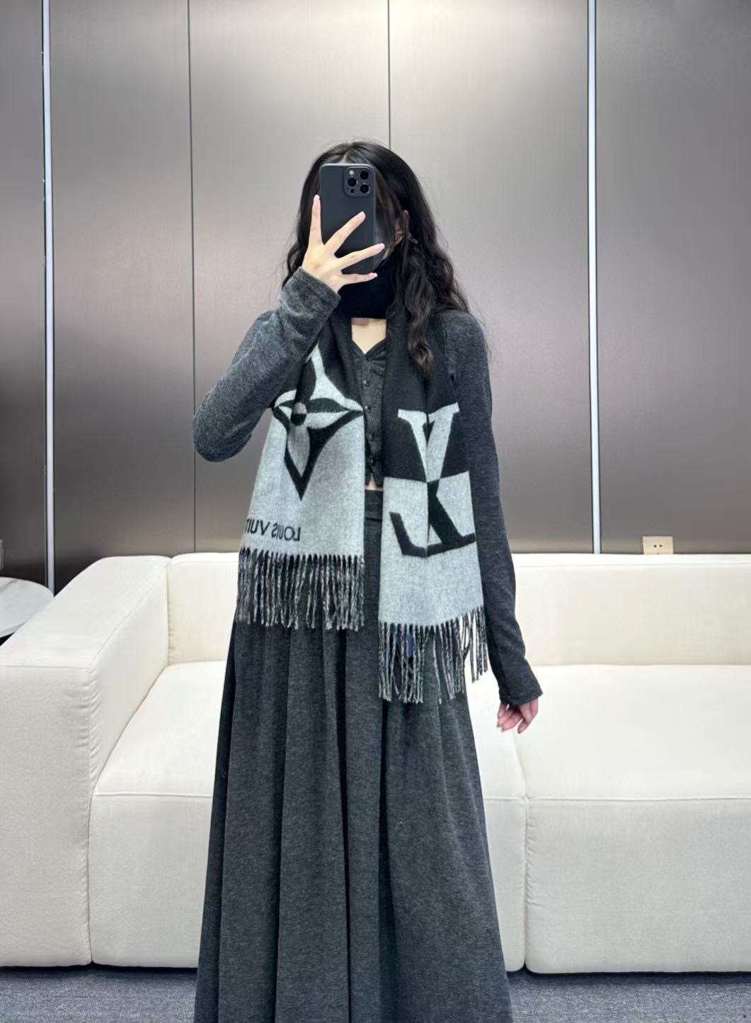 LV GraPhic Dual围巾采用舒软毛诚信混纺裁出宽幅尺寸，以鲜明双色设计烘托LV字母，翻转即现M