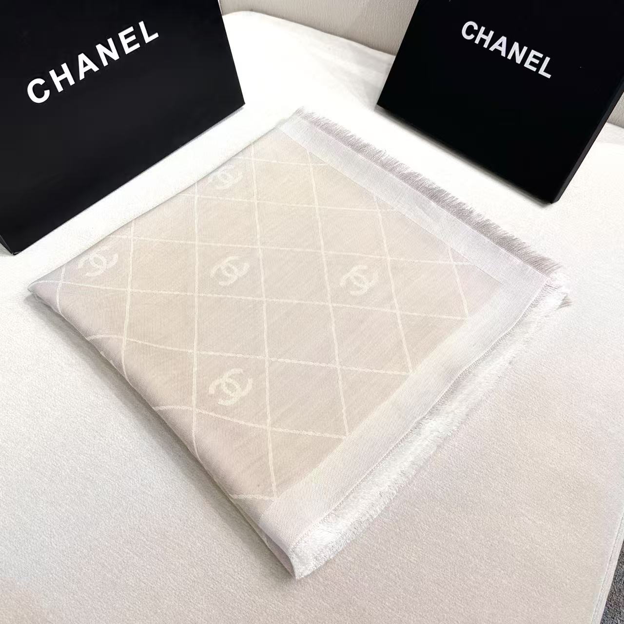 2025最爆火的chanel 菱格披肩，双面设计体验不同风格穿搭，永远不会过时的经典，根本抢不到！经典菱