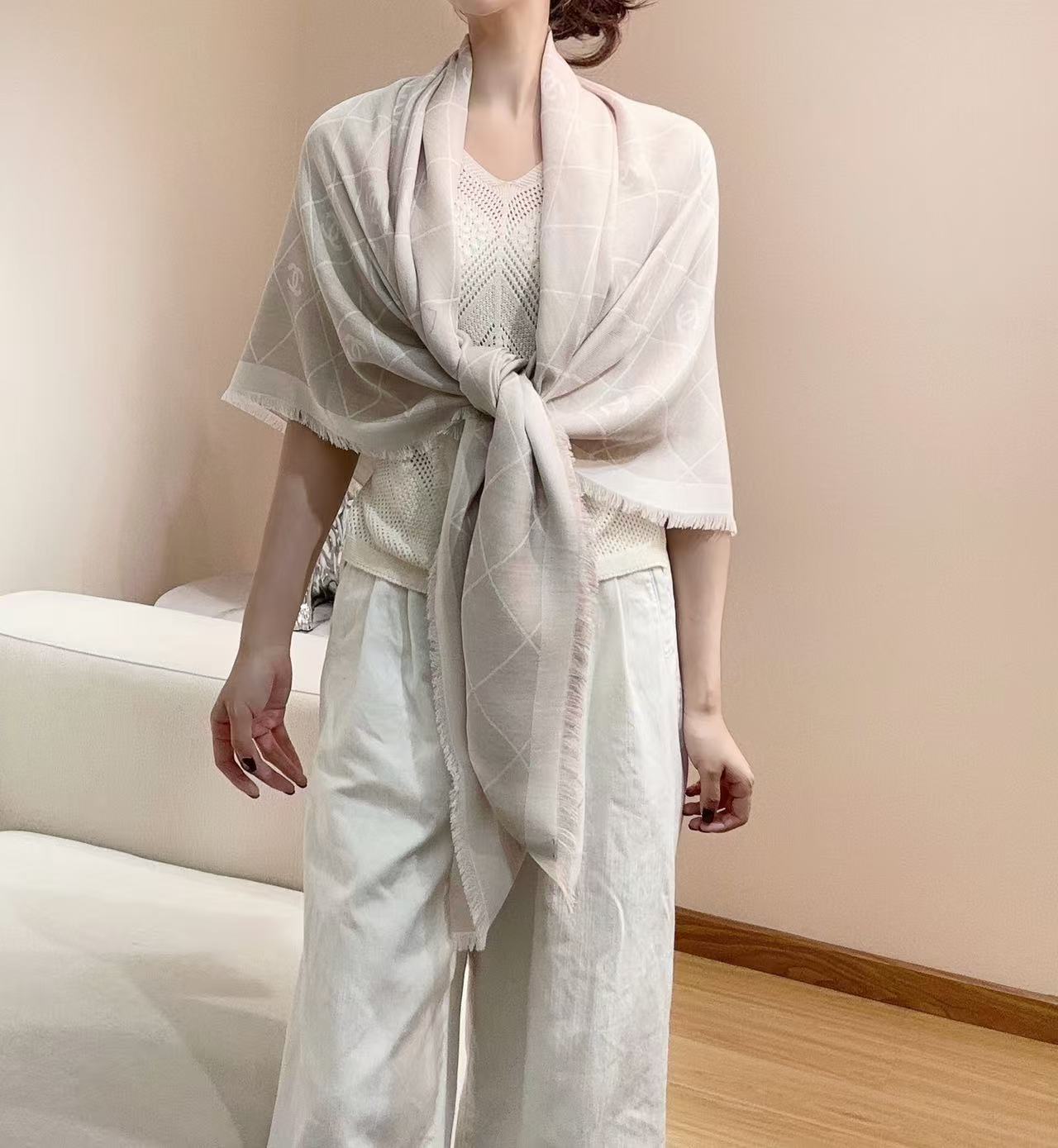 2025最爆火的chanel 菱格披肩，双面设计体验不同风格穿搭，永远不会过时的经典，根本抢不到！经典菱