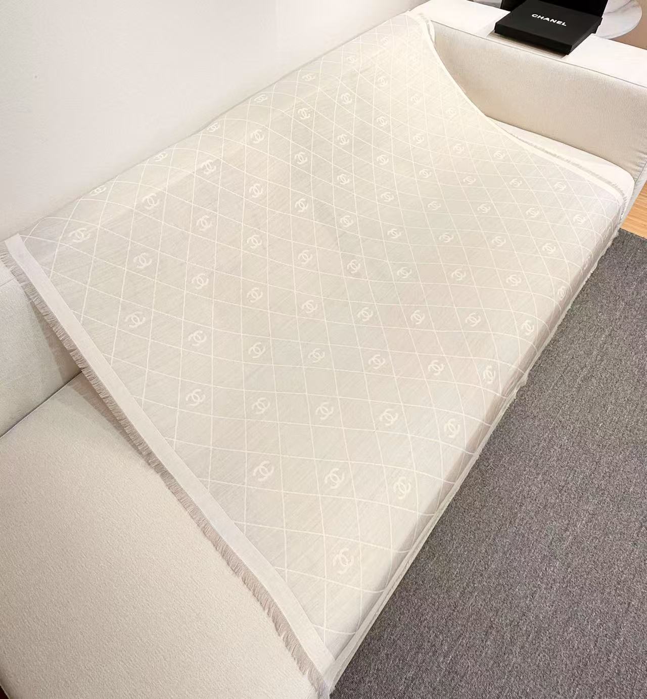 2025最爆火的chanel 菱格披肩，双面设计体验不同风格穿搭，永远不会过时的经典，根本抢不到！经典菱