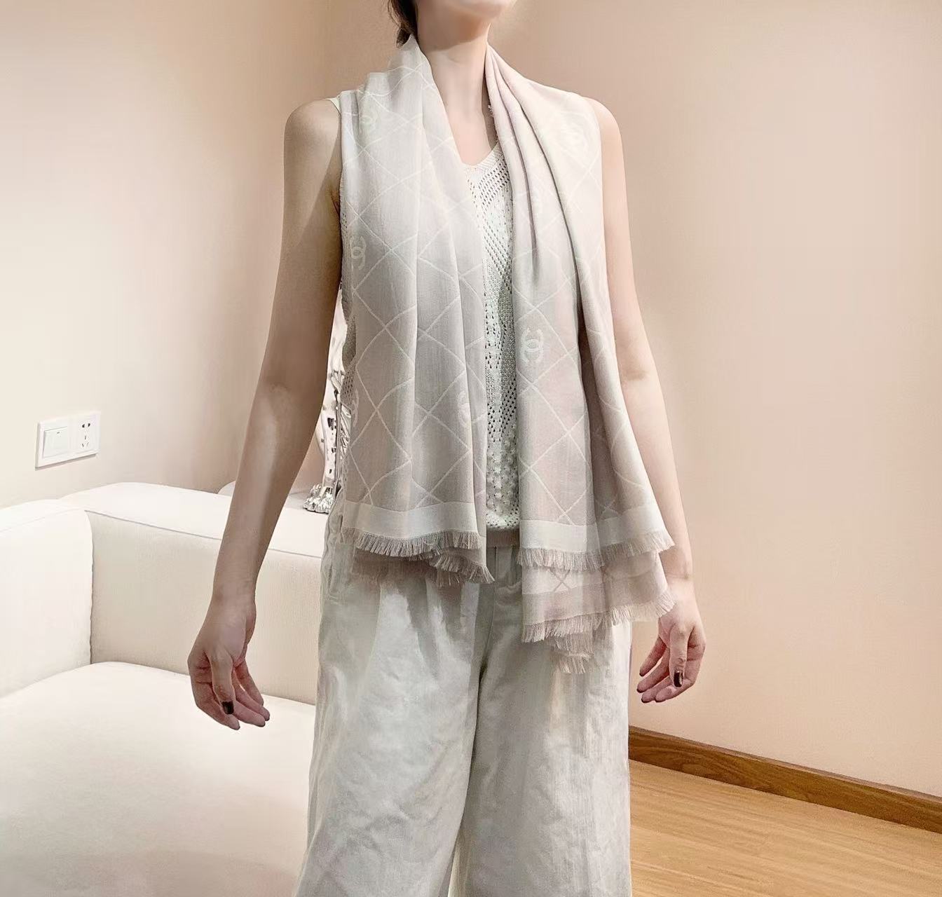 2025最爆火的chanel 菱格披肩，双面设计体验不同风格穿搭，永远不会过时的经典，根本抢不到！经典菱