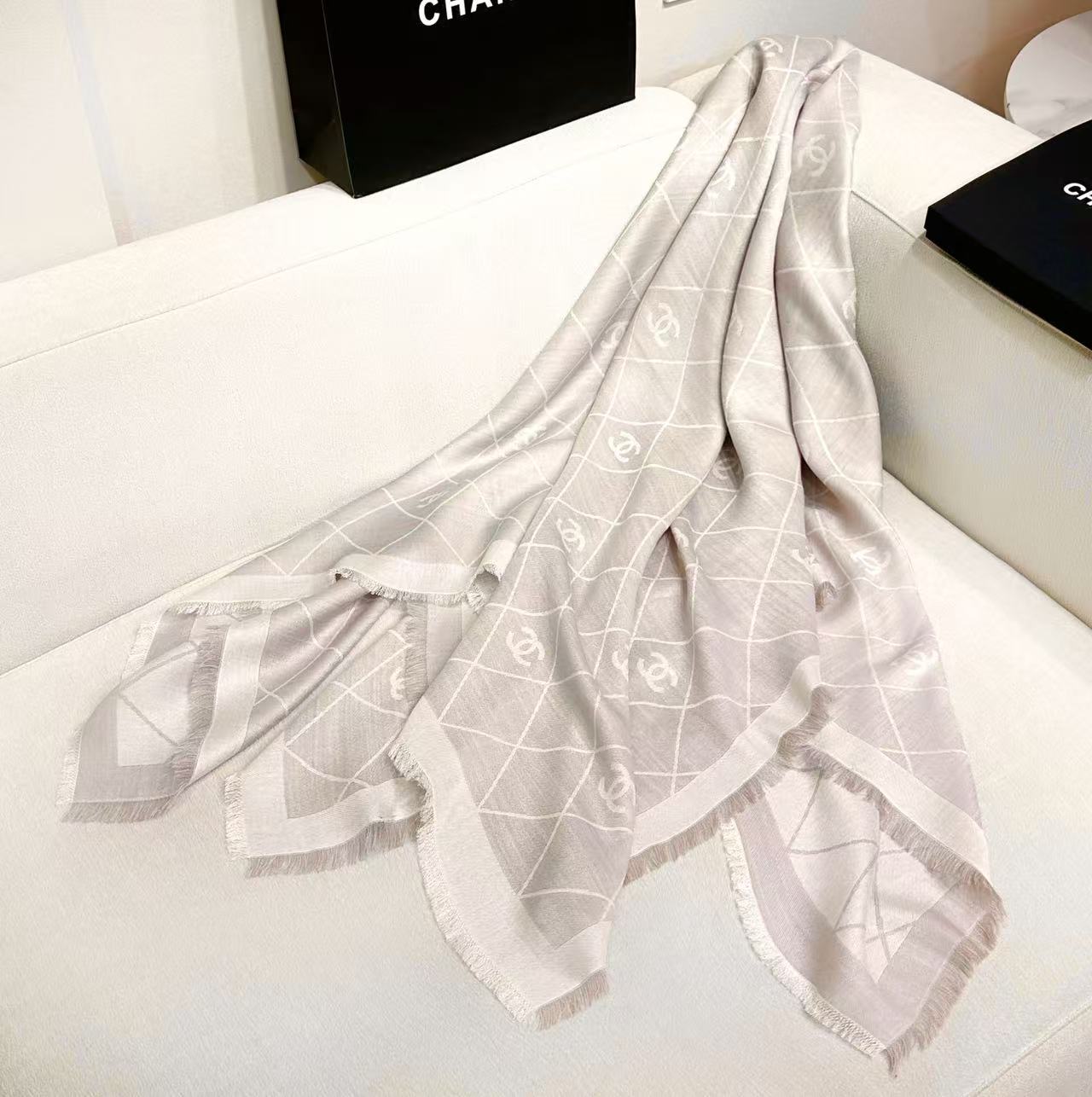 2025最爆火的chanel 菱格披肩，双面设计体验不同风格穿搭，永远不会过时的经典，根本抢不到！经典菱