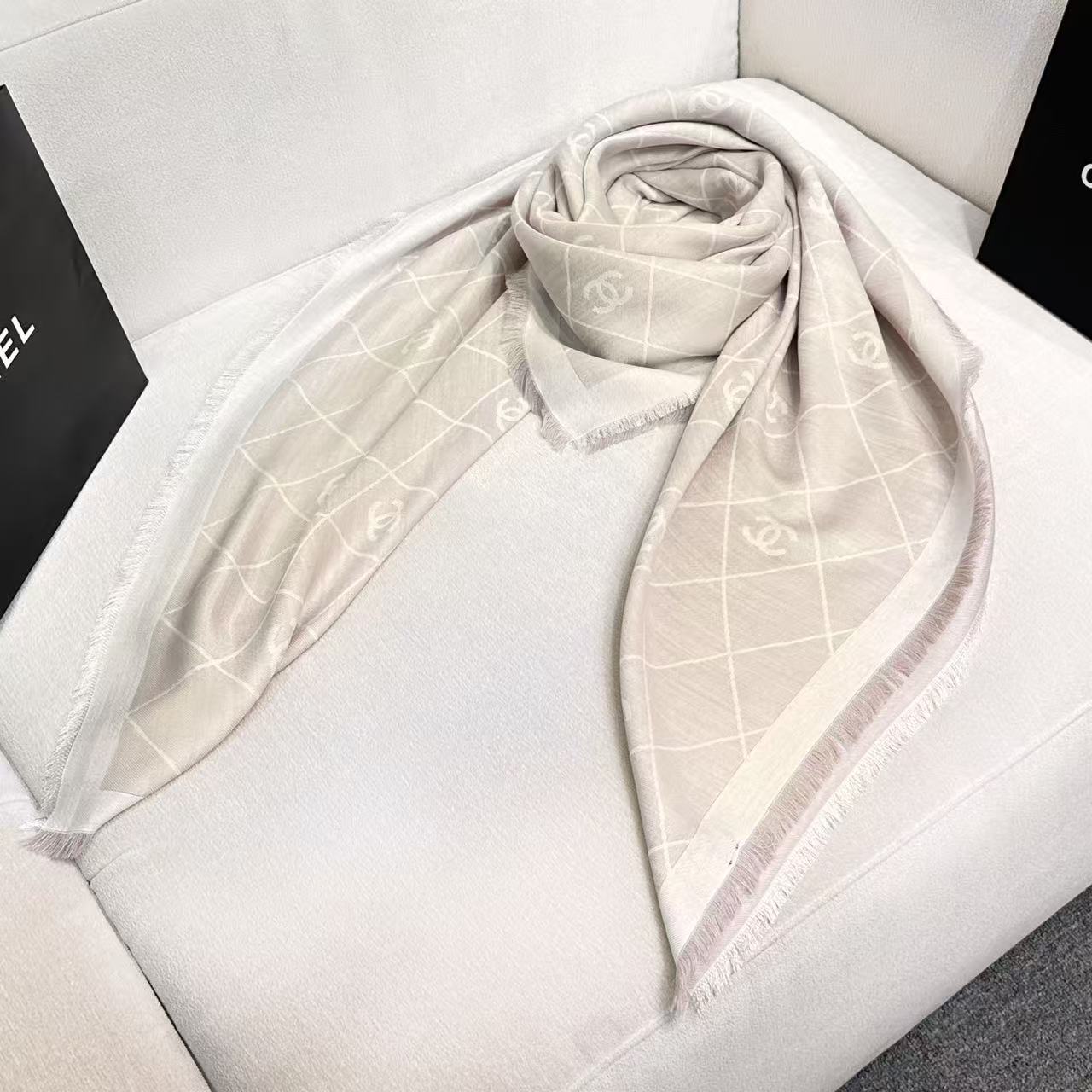 2025最爆火的chanel 菱格披肩，双面设计体验不同风格穿搭，永远不会过时的经典，根本抢不到！经典菱