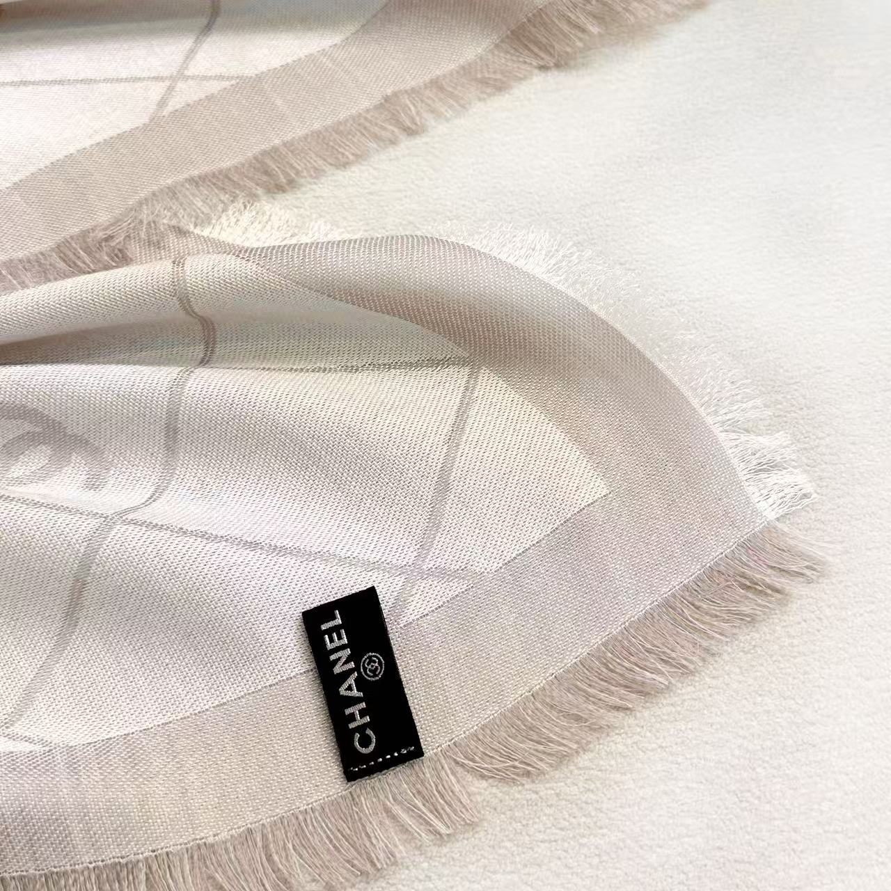 2025最爆火的chanel 菱格披肩，双面设计体验不同风格穿搭，永远不会过时的经典，根本抢不到！经典菱