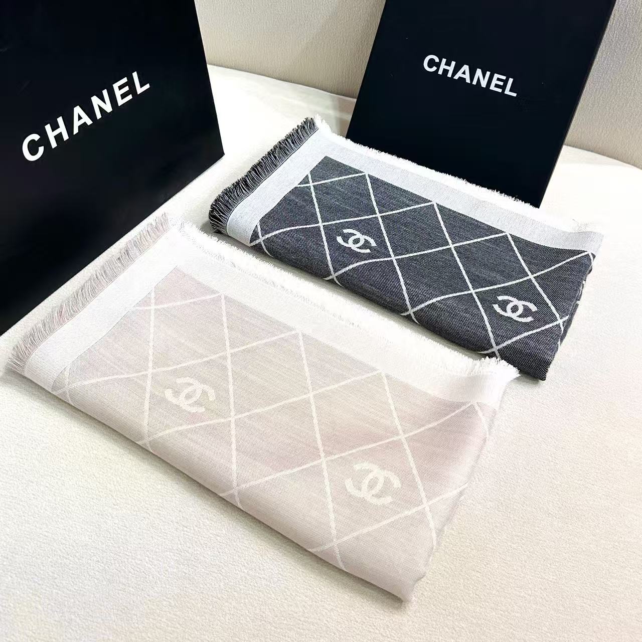 2025最爆火的chanel 菱格披肩，双面设计体验不同风格穿搭，永远不会过时的经典，根本抢不到！经典菱