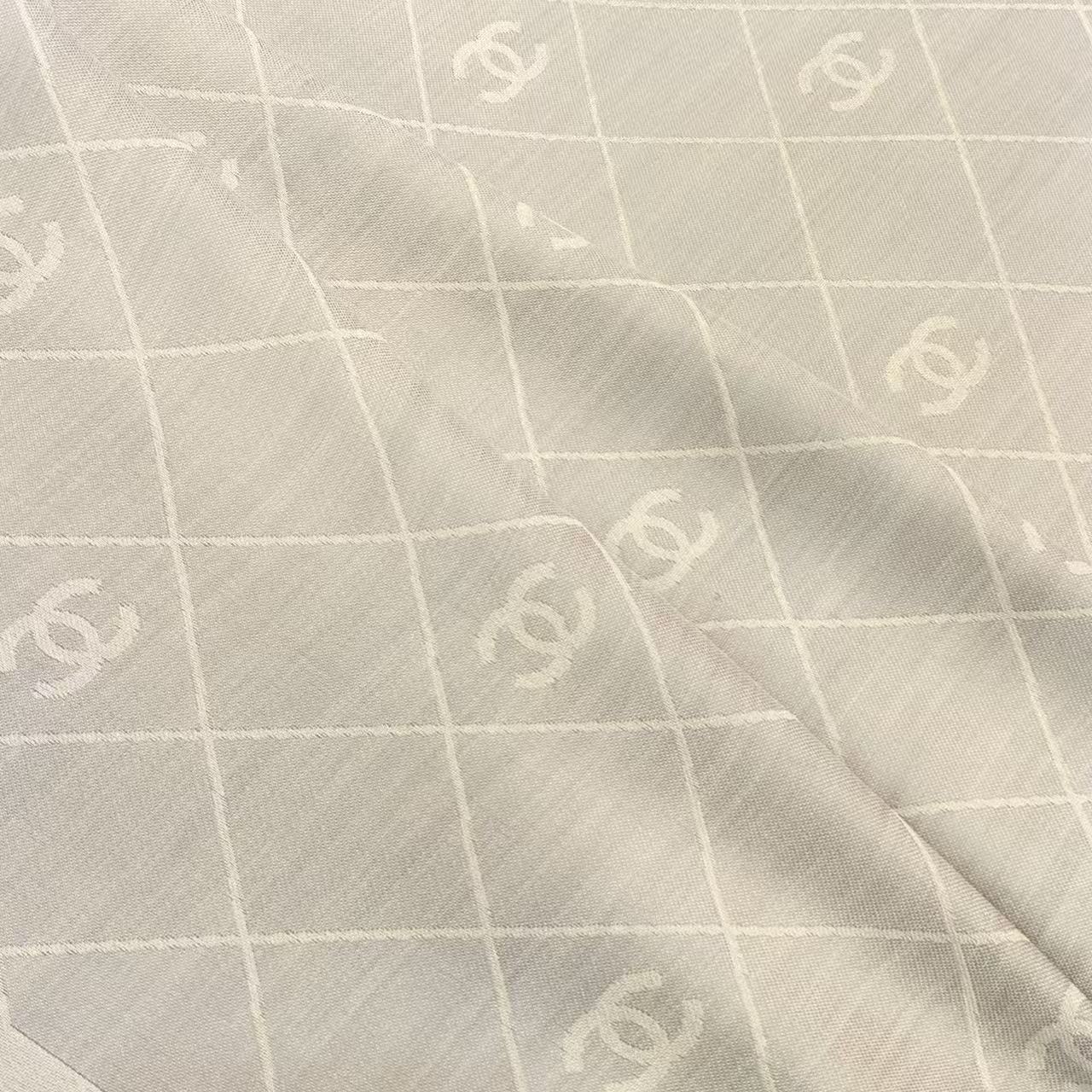 2025最爆火的chanel 菱格披肩，双面设计体验不同风格穿搭，永远不会过时的经典，根本抢不到！经典菱