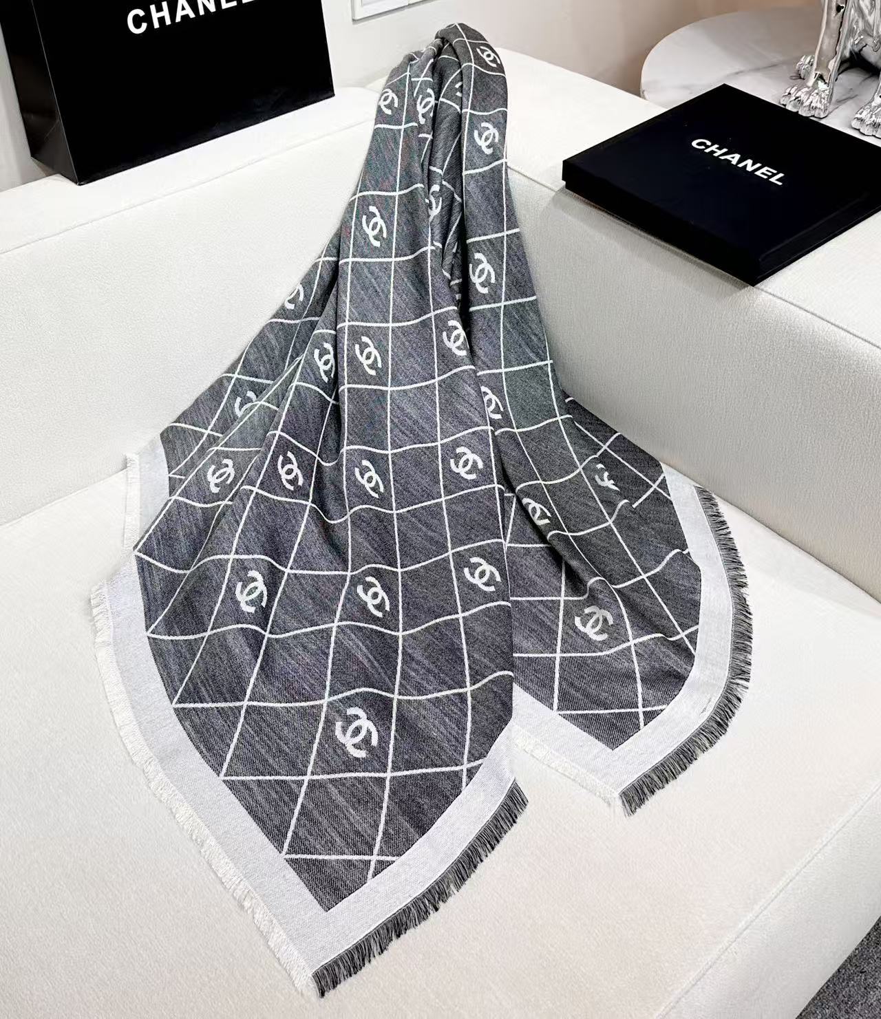 2025最爆火的chanel 菱格披肩，双面设计体验不同风格穿搭，永远不会过时的经典，根本抢不到！经典菱