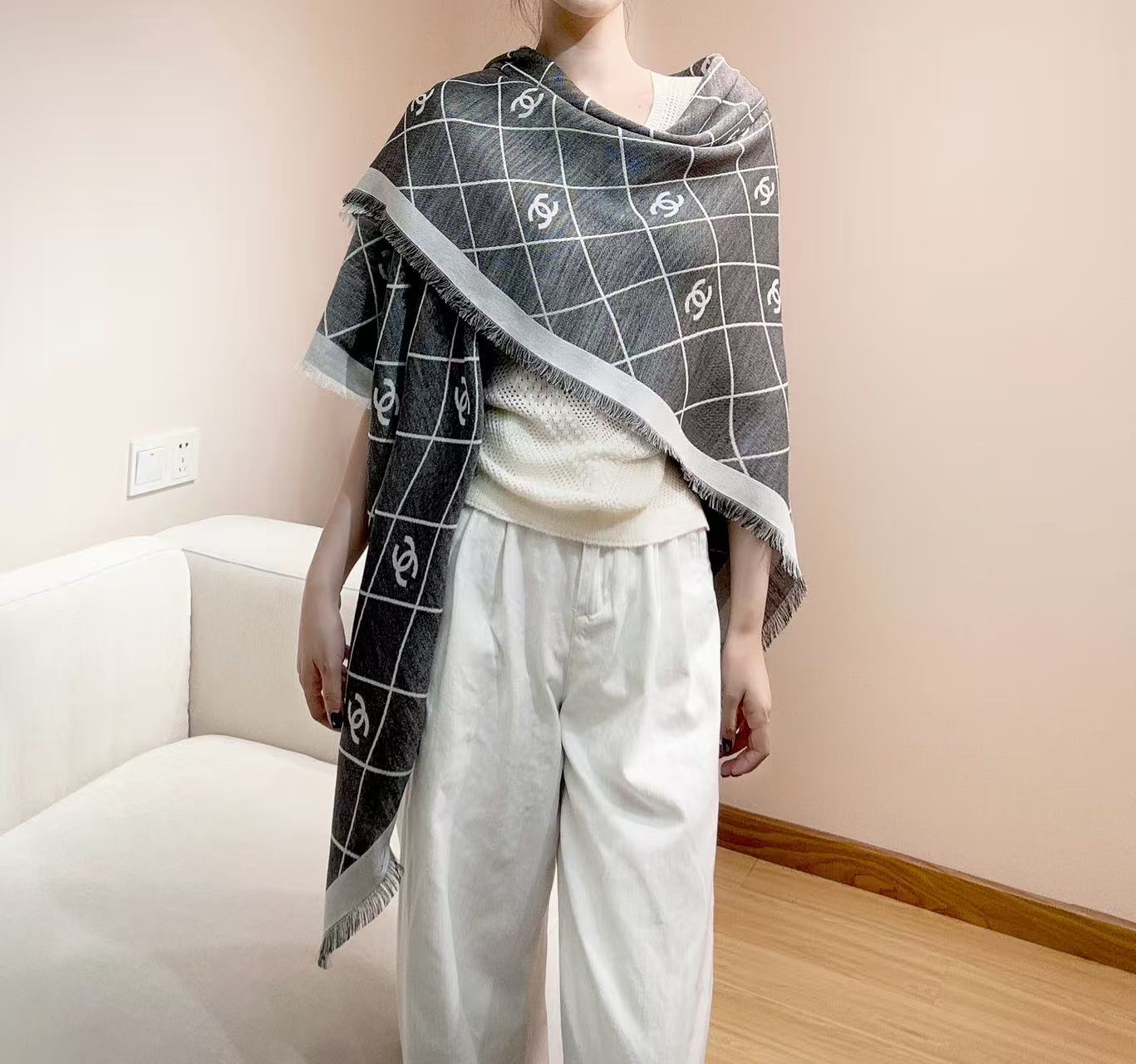 2025最爆火的chanel 菱格披肩，双面设计体验不同风格穿搭，永远不会过时的经典，根本抢不到！经典菱