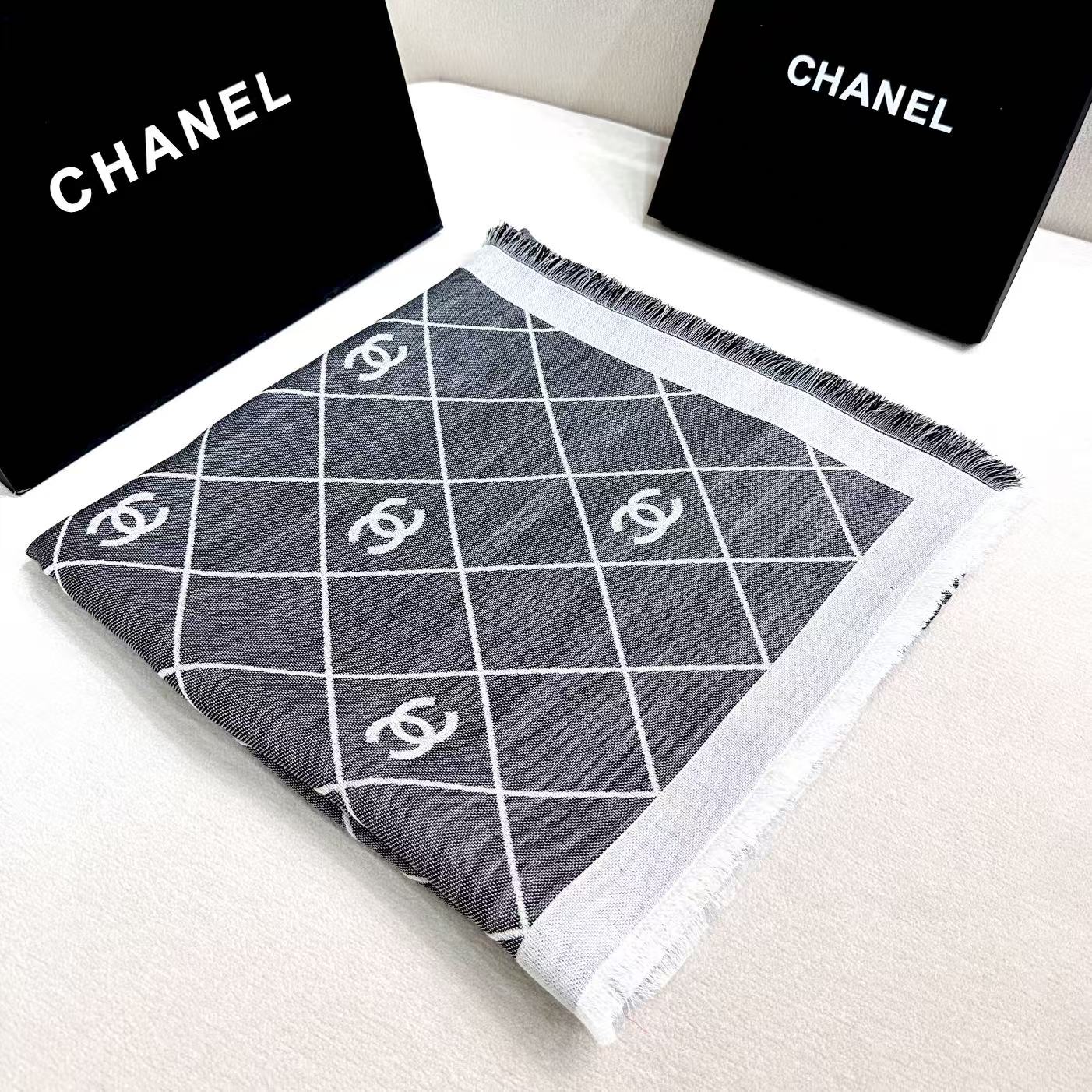2025最爆火的chanel 菱格披肩，双面设计体验不同风格穿搭，永远不会过时的经典，根本抢不到！经典菱