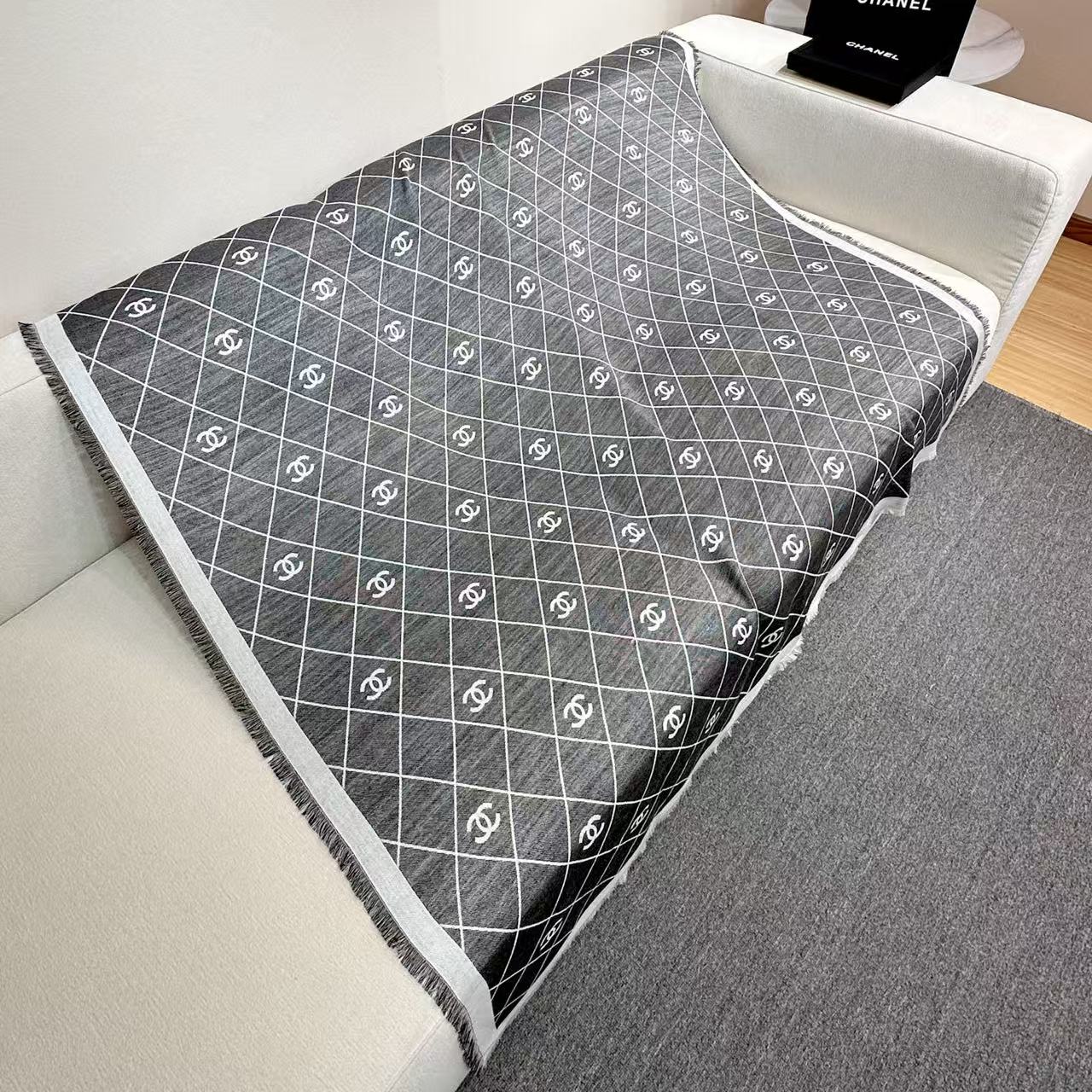 2025最爆火的chanel 菱格披肩，双面设计体验不同风格穿搭，永远不会过时的经典，根本抢不到！经典菱