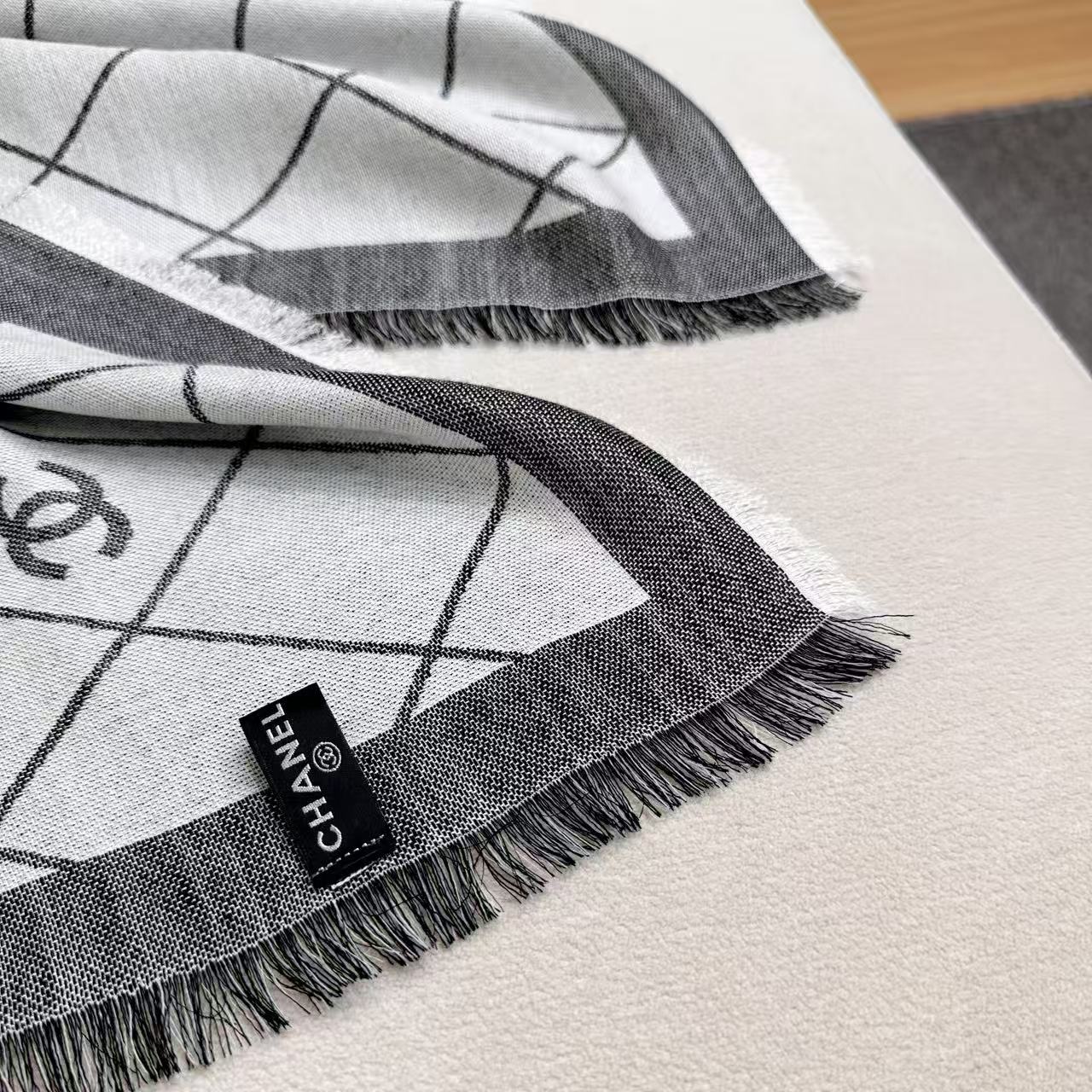 2025最爆火的chanel 菱格披肩，双面设计体验不同风格穿搭，永远不会过时的经典，根本抢不到！经典菱