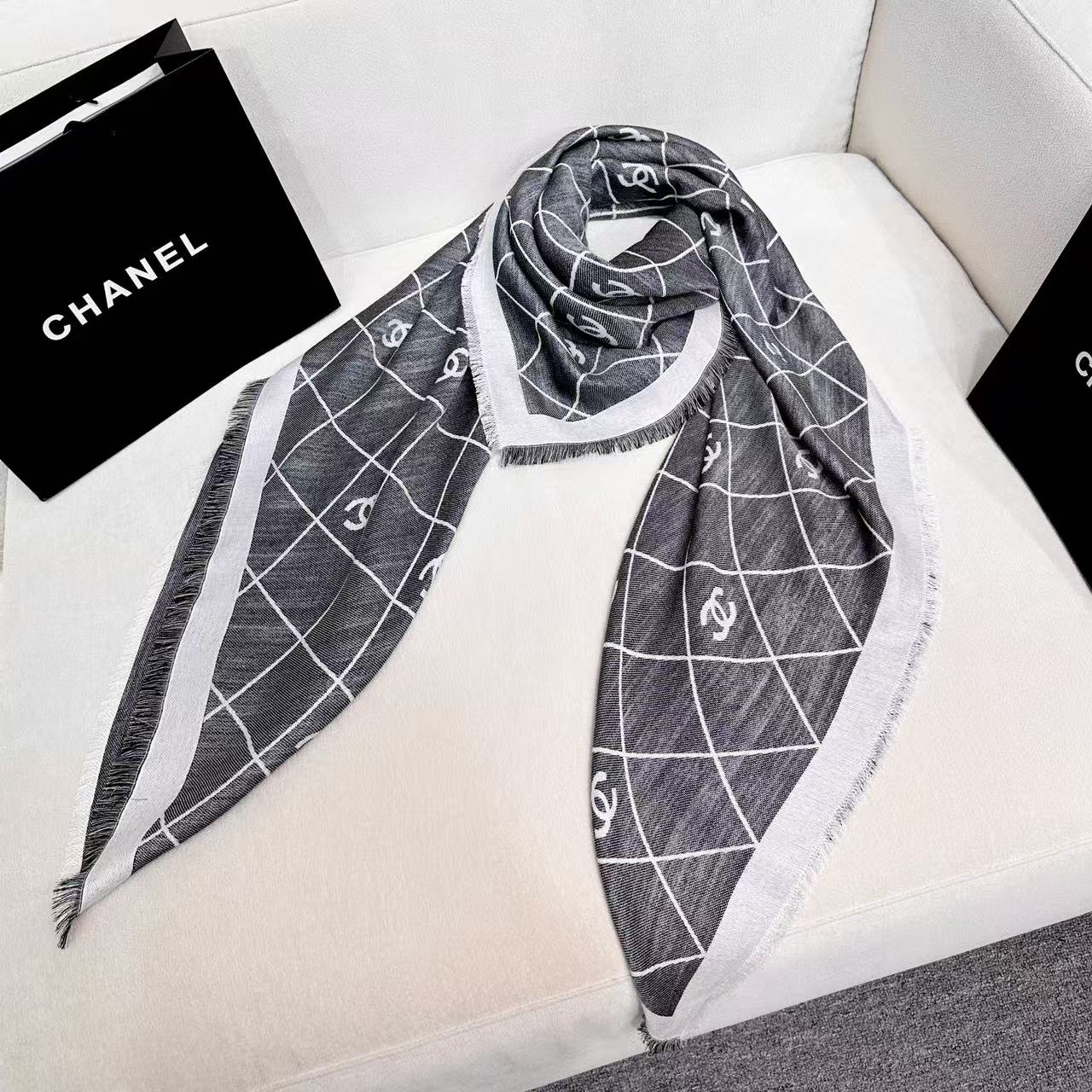 2025最爆火的chanel 菱格披肩，双面设计体验不同风格穿搭，永远不会过时的经典，根本抢不到！经典菱