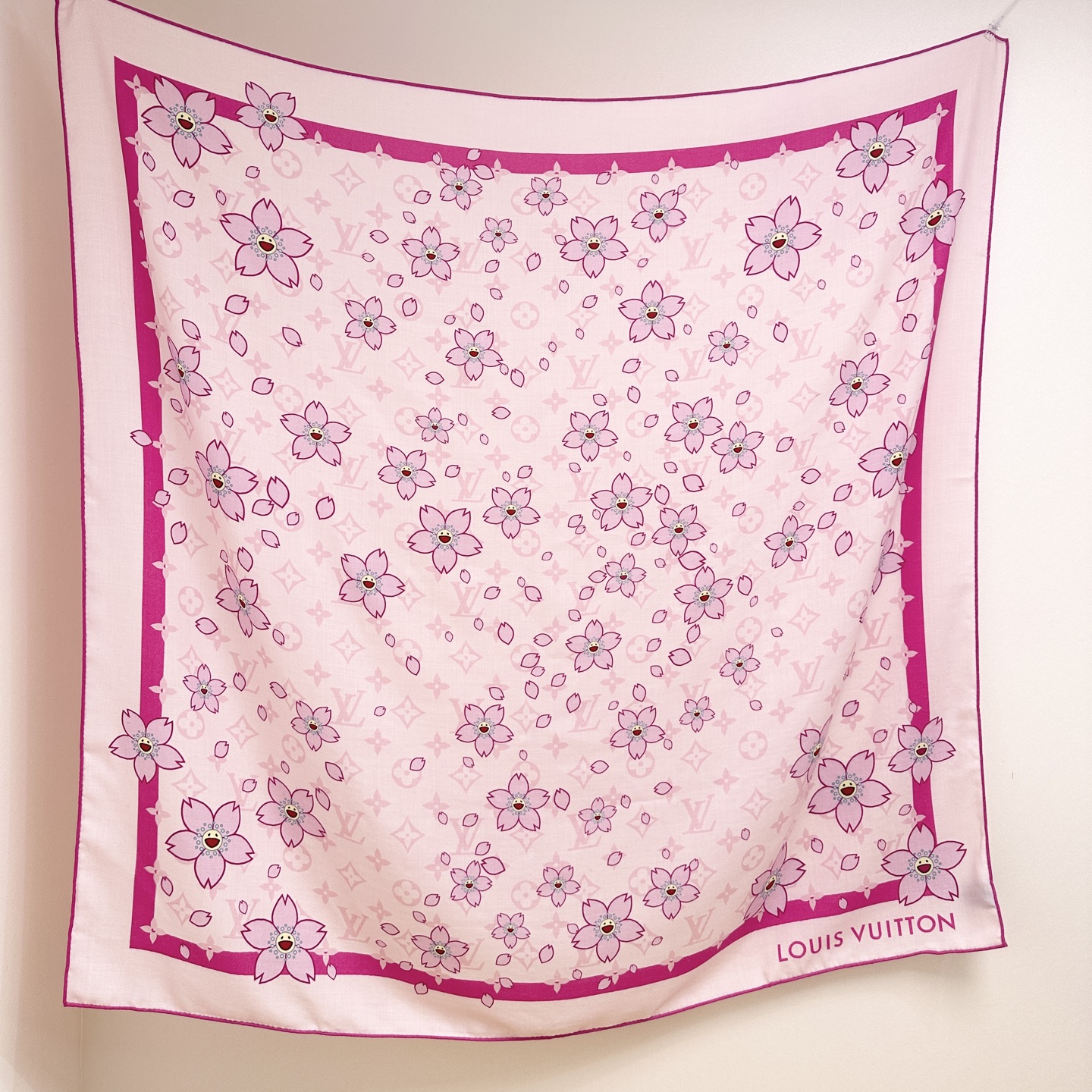 LV（路易威登）最最新的专柜主打款 樱花 度假及日常都非常好搭配的款 订单私流 】双面同色！一看到就想去