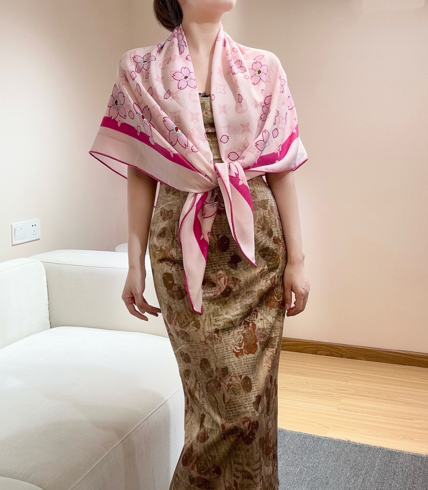 LV（路易威登）最最新的专柜主打款 樱花 度假及日常都非常好搭配的款 订单私流 】双面同色！一看到就想去