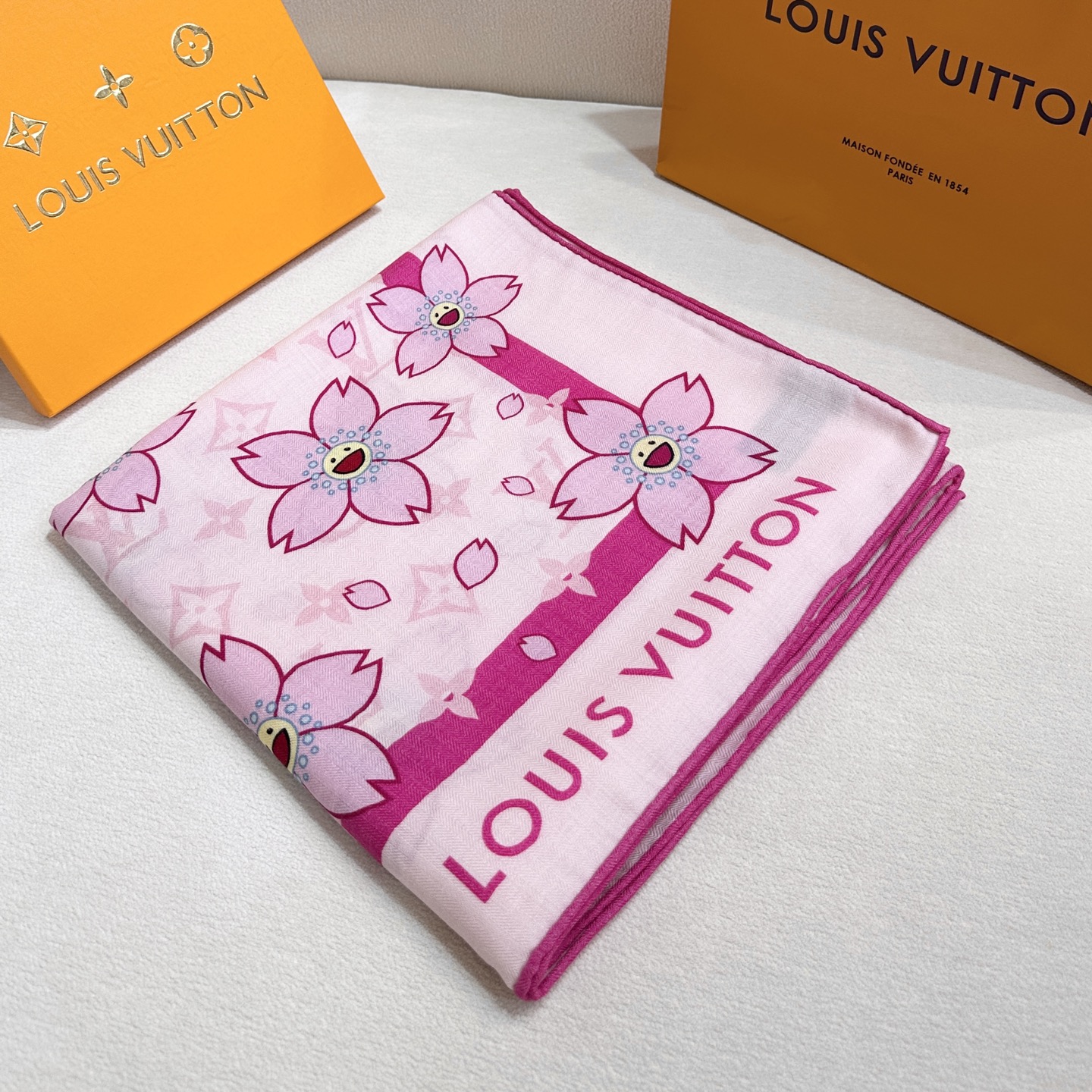 LV（路易威登）最最新的专柜主打款 樱花 度假及日常都非常好搭配的款 订单私流 】双面同色！一看到就想去