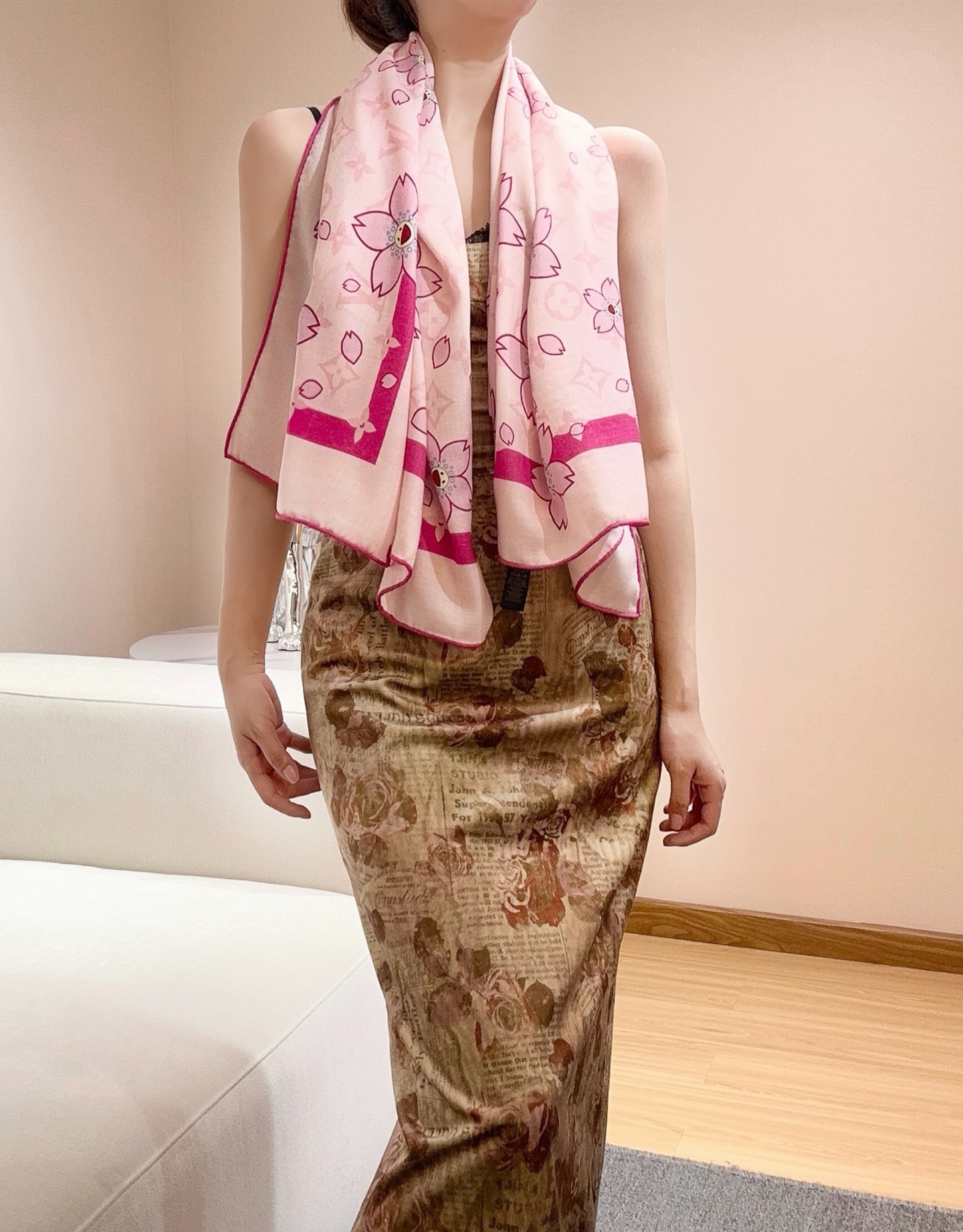 LV（路易威登）最最新的专柜主打款 樱花 度假及日常都非常好搭配的款 订单私流 】双面同色！一看到就想去