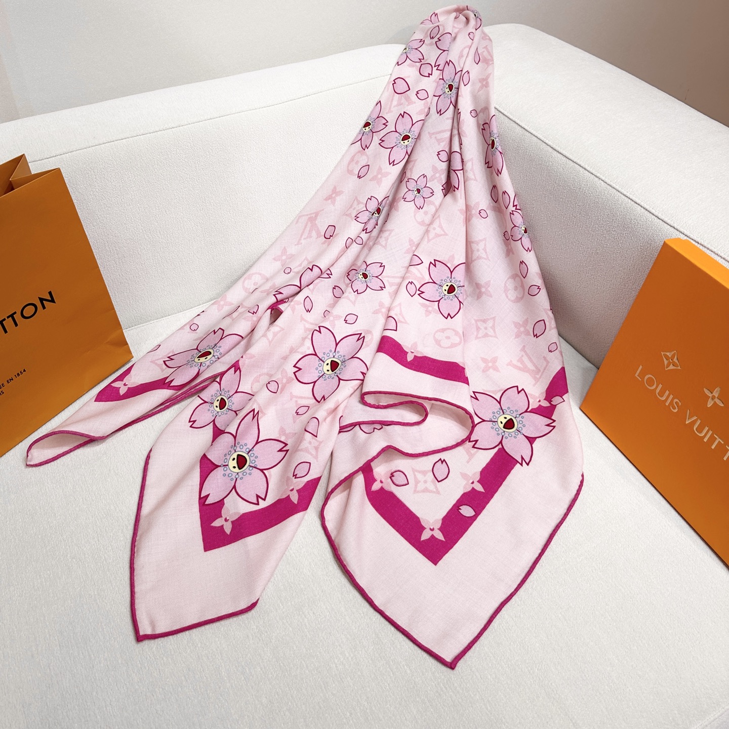 LV（路易威登）最最新的专柜主打款 樱花 度假及日常都非常好搭配的款 订单私流 】双面同色！一看到就想去