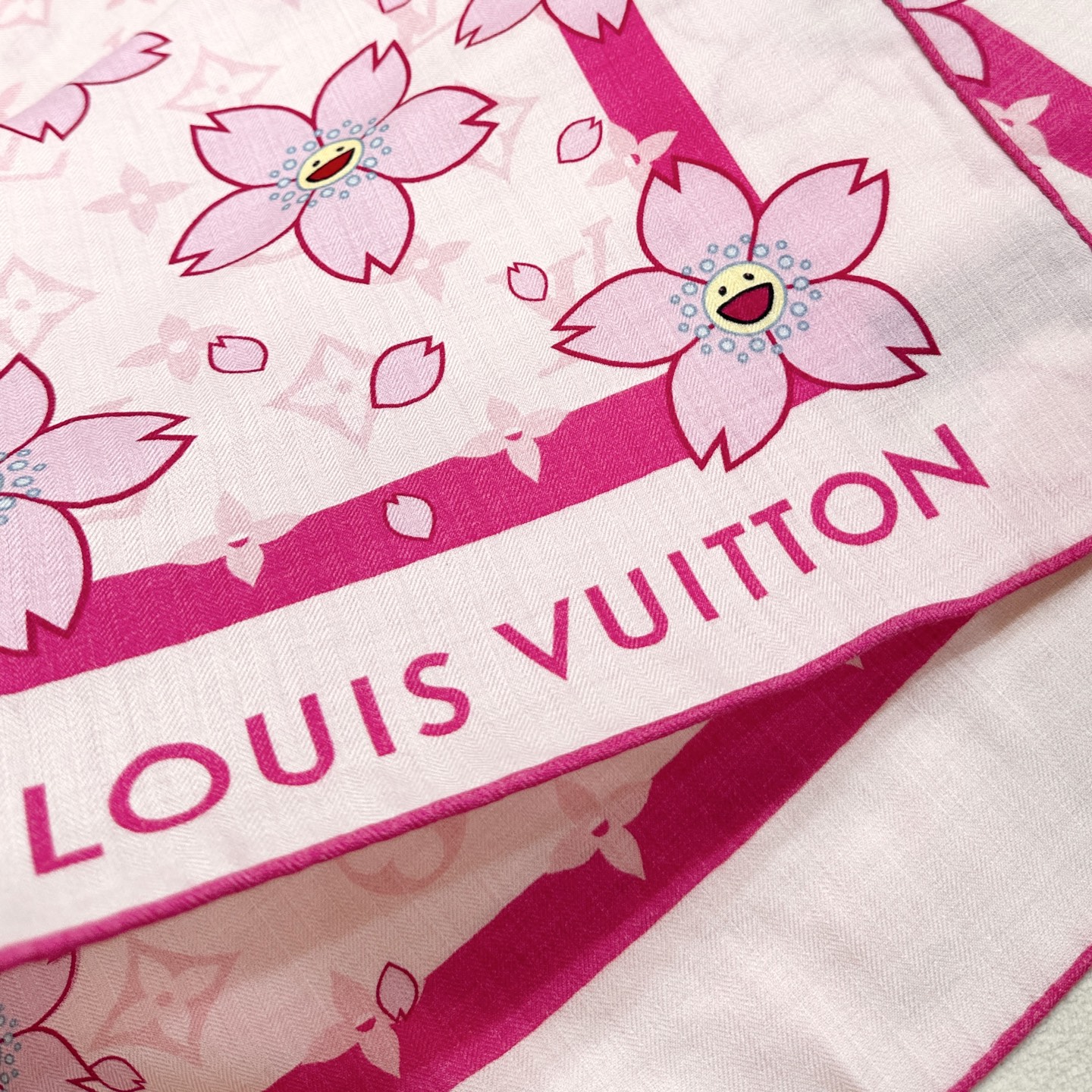 LV（路易威登）最最新的专柜主打款 樱花 度假及日常都非常好搭配的款 订单私流 】双面同色！一看到就想去