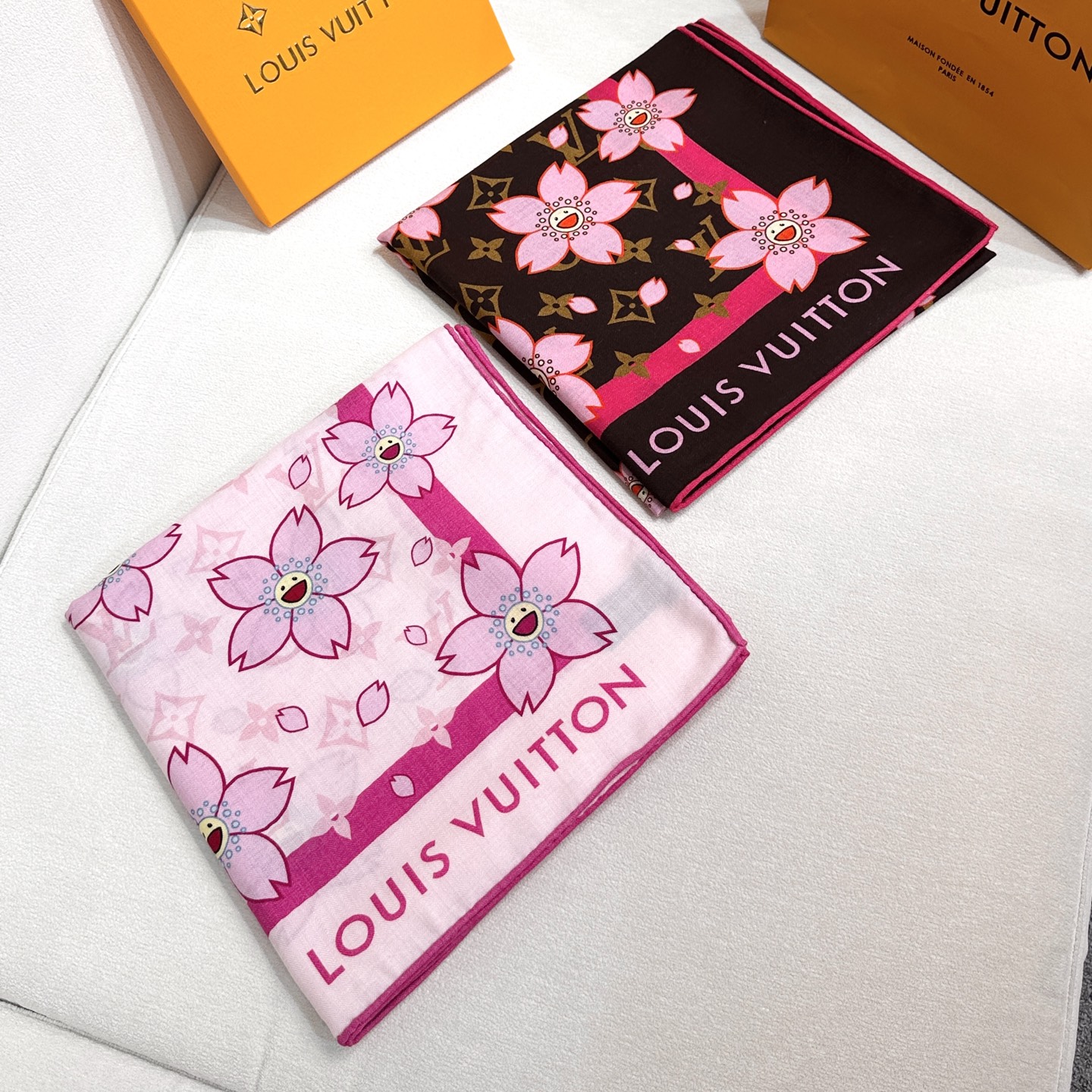 LV（路易威登）最最新的专柜主打款 樱花 度假及日常都非常好搭配的款 订单私流 】双面同色！一看到就想去