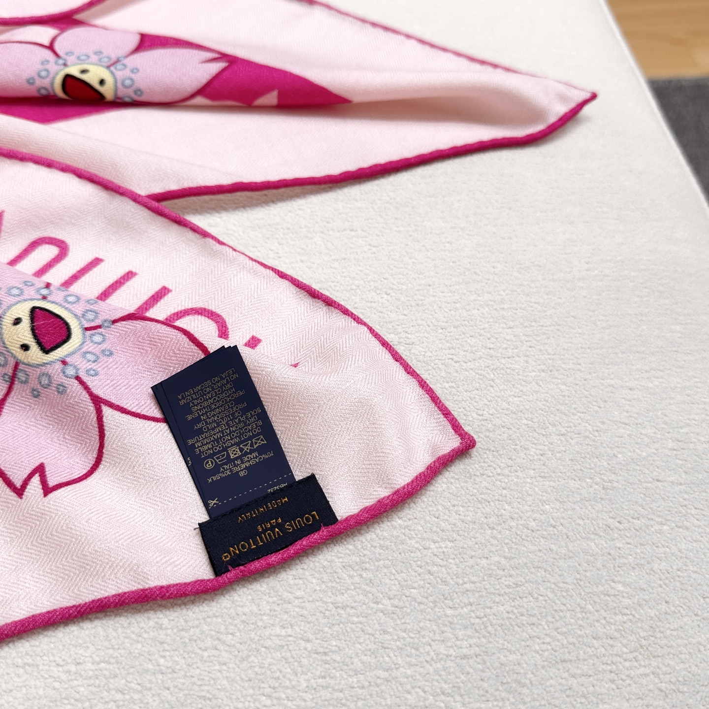 LV（路易威登）最最新的专柜主打款 樱花 度假及日常都非常好搭配的款 订单私流 】双面同色！一看到就想去