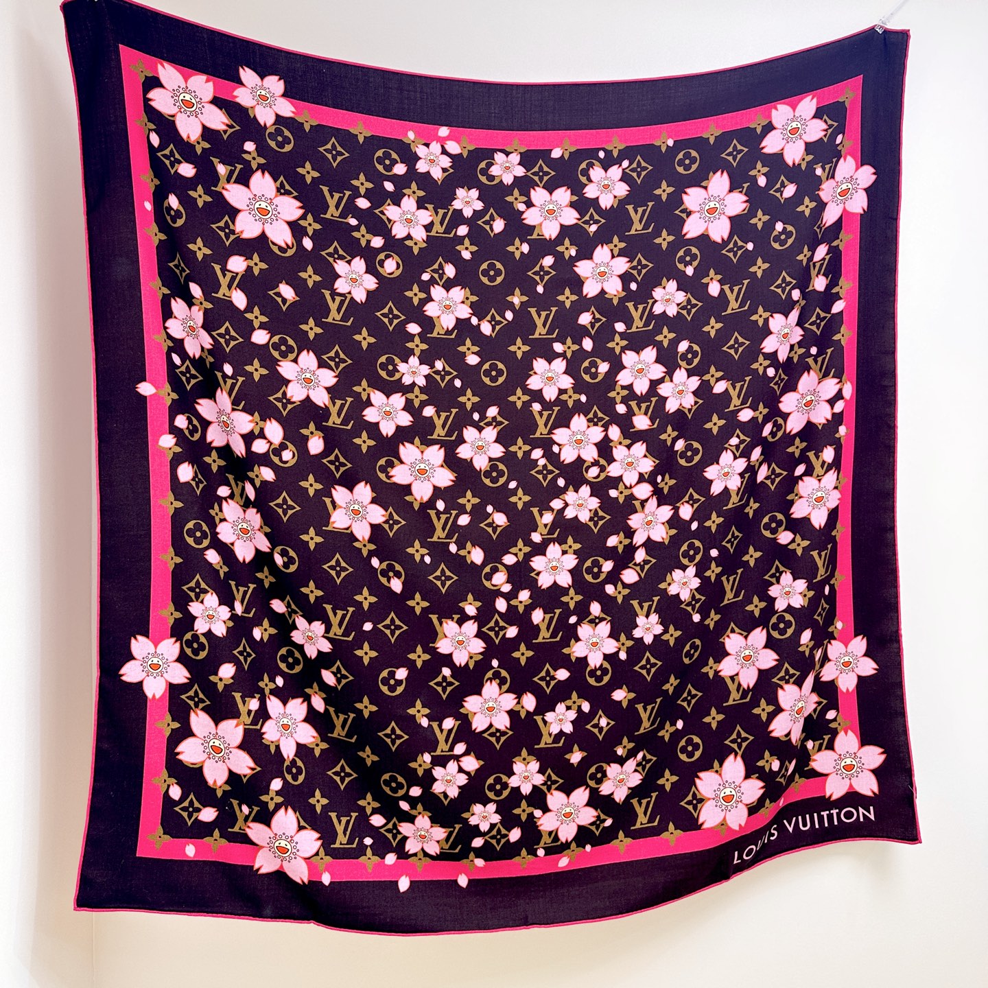 LV（路易威登）最最新的专柜主打款 樱花 度假及日常都非常好搭配的款 订单私流 】双面同色！一看到就想去