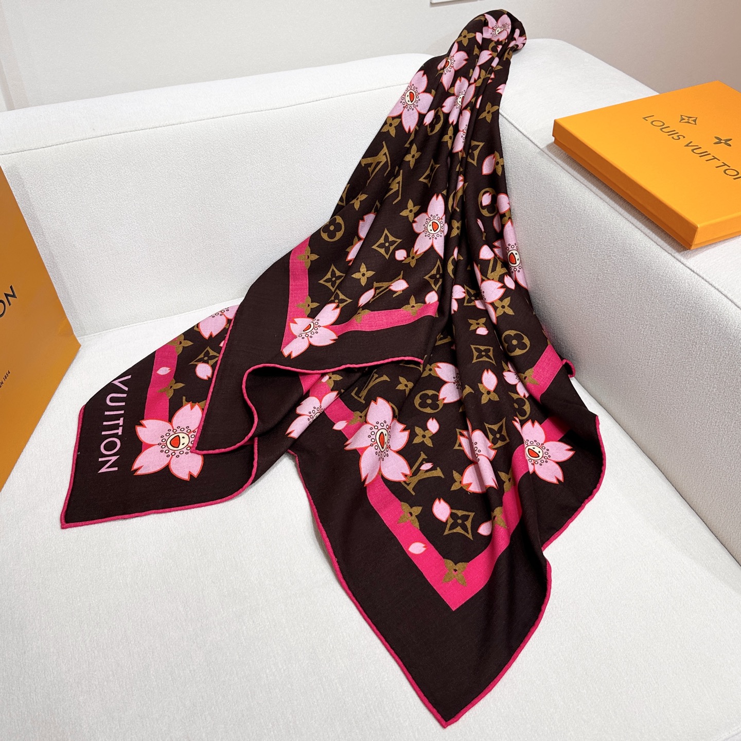 LV（路易威登）最最新的专柜主打款 樱花 度假及日常都非常好搭配的款 订单私流 】双面同色！一看到就想去