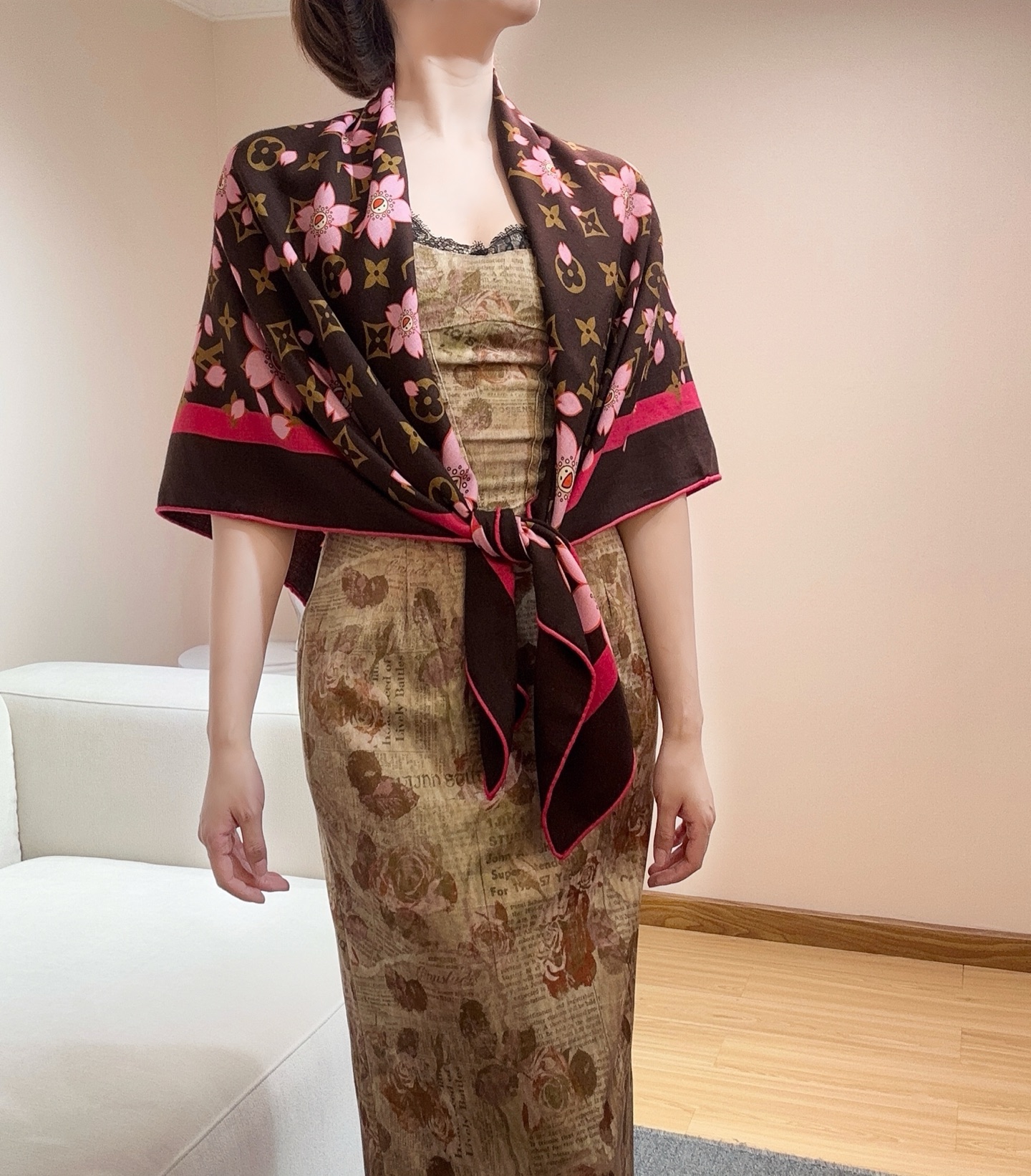 LV（路易威登）最最新的专柜主打款 樱花 度假及日常都非常好搭配的款 订单私流 】双面同色！一看到就想去