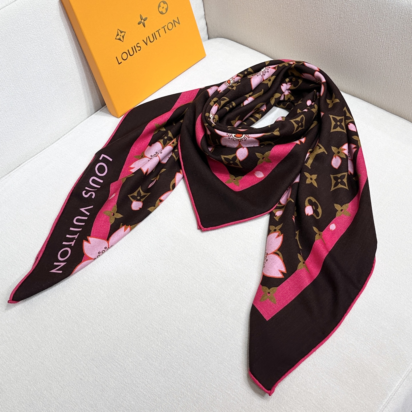 LV（路易威登）最最新的专柜主打款 樱花 度假及日常都非常好搭配的款 订单私流 】双面同色！一看到就想去