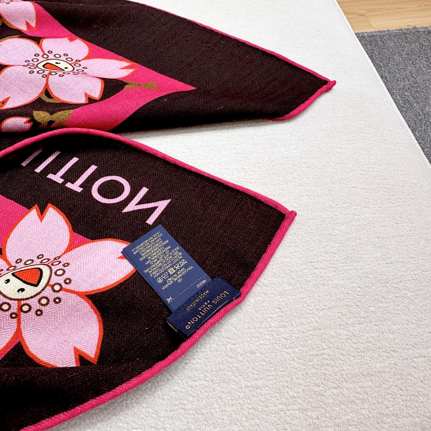 LV（路易威登）最最新的专柜主打款 樱花 度假及日常都非常好搭配的款 订单私流 】双面同色！一看到就想去