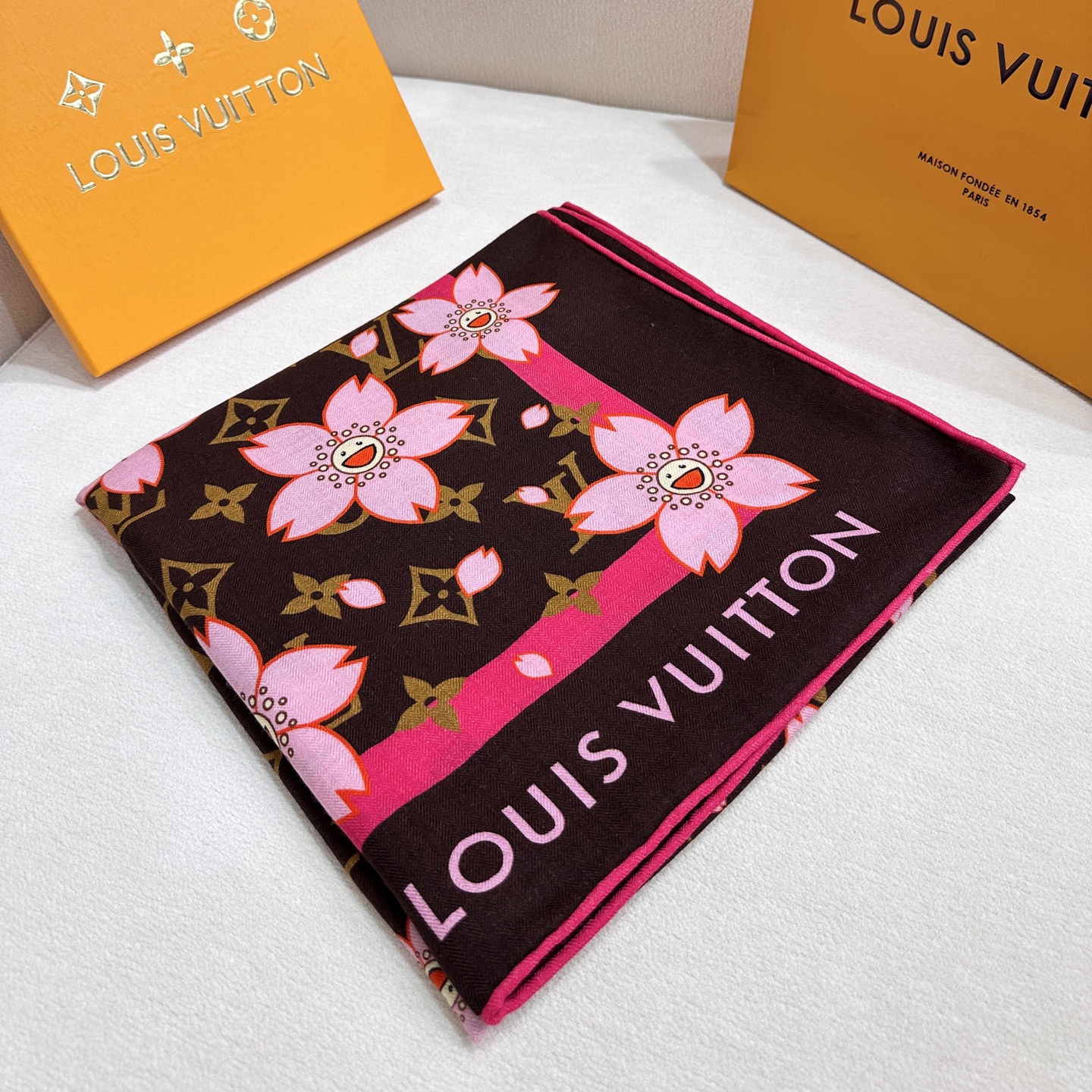 LV（路易威登）最最新的专柜主打款 樱花 度假及日常都非常好搭配的款 订单私流 】双面同色！一看到就想去