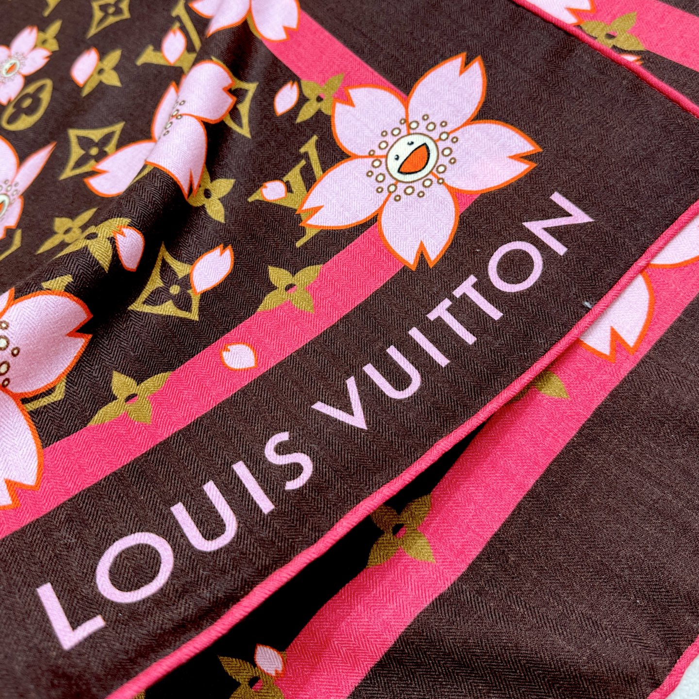 LV（路易威登）最最新的专柜主打款 樱花 度假及日常都非常好搭配的款 订单私流 】双面同色！一看到就想去