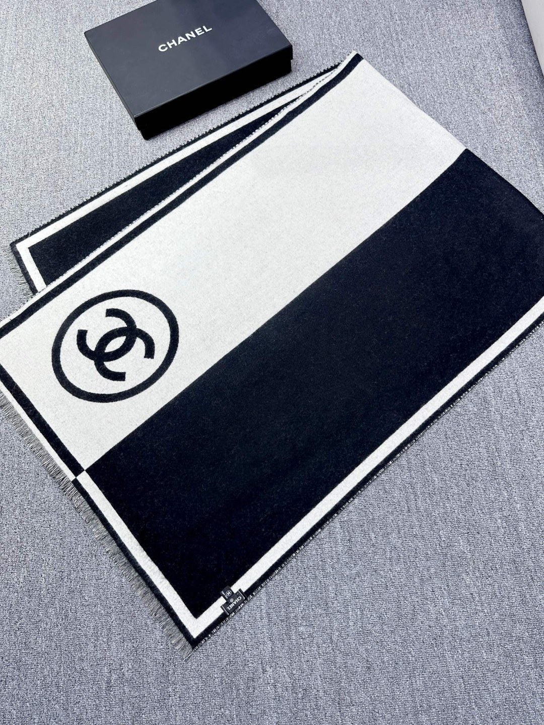 𝐂𝐇𝐀𝐍𝐄𝐋 香奈儿黑白对称双面大披肩 黑白超级经典配色 款式简单耐看 98%羊绒2%羊毛 手感柔软且温