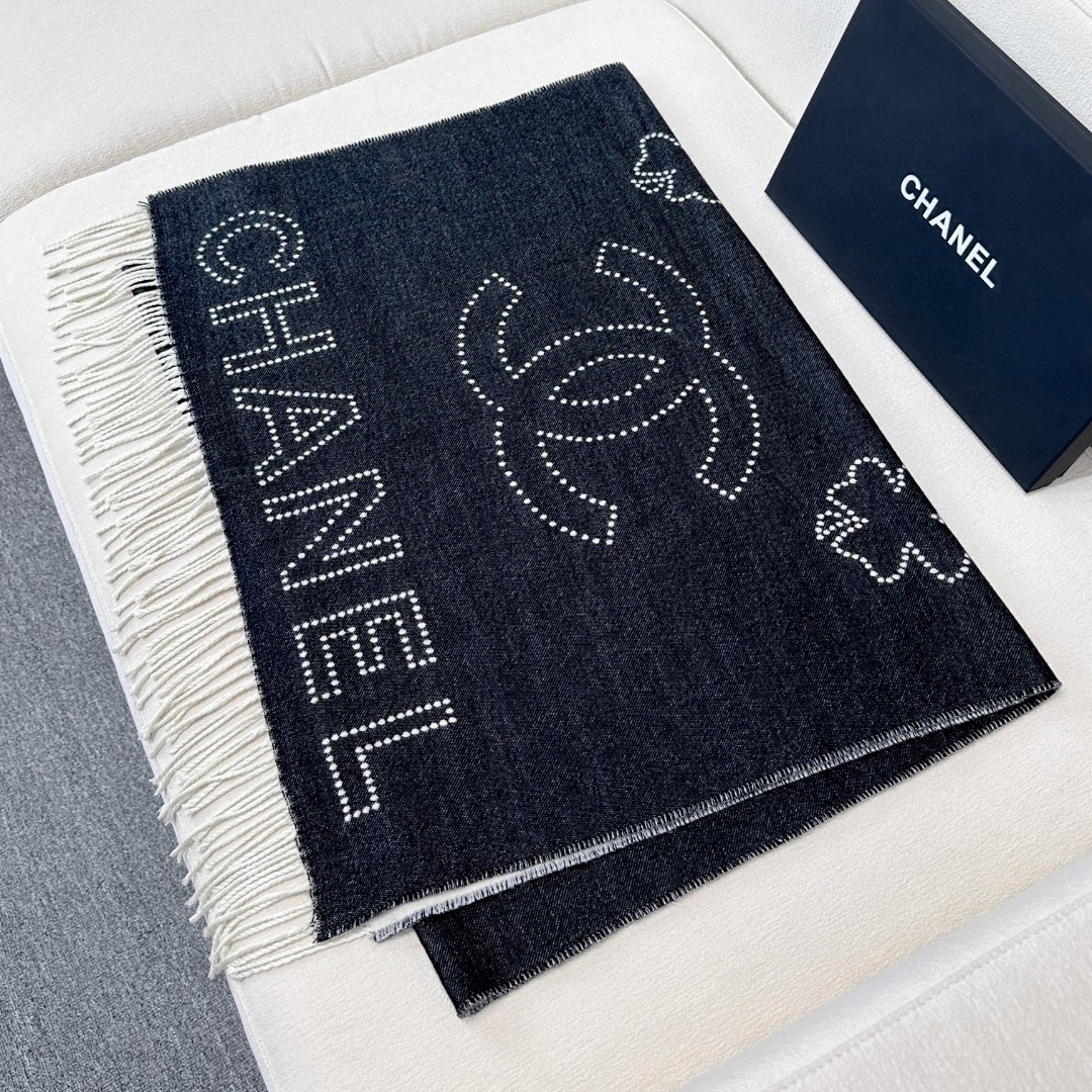 2024年 Chanel香家 高级舒适时髦气质，相信我的就收吧！香奈儿这款触动内心的柔美围巾，围巾配有双