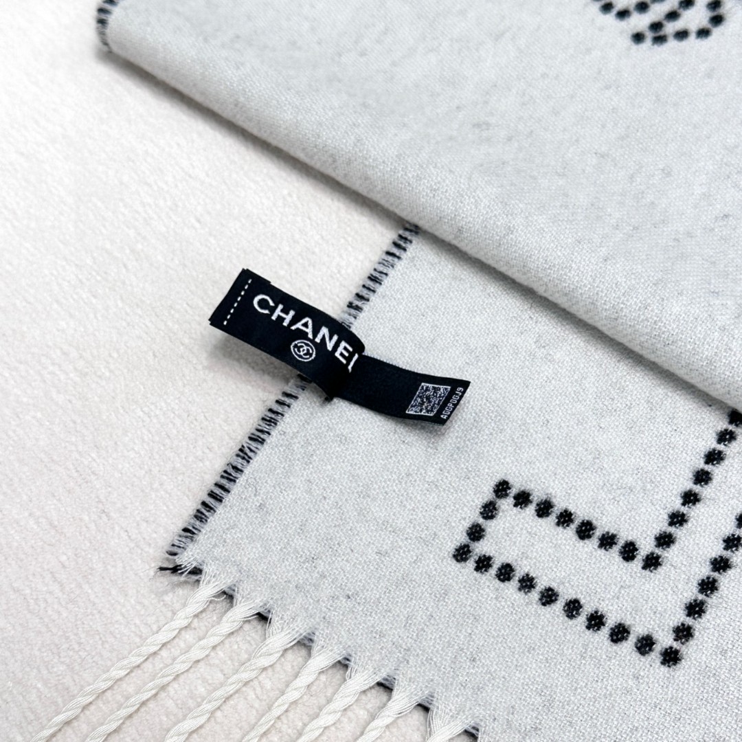 2024年 Chanel香家 高级舒适时髦气质，相信我的就收吧！香奈儿这款触动内心的柔美围巾，围巾配有双
