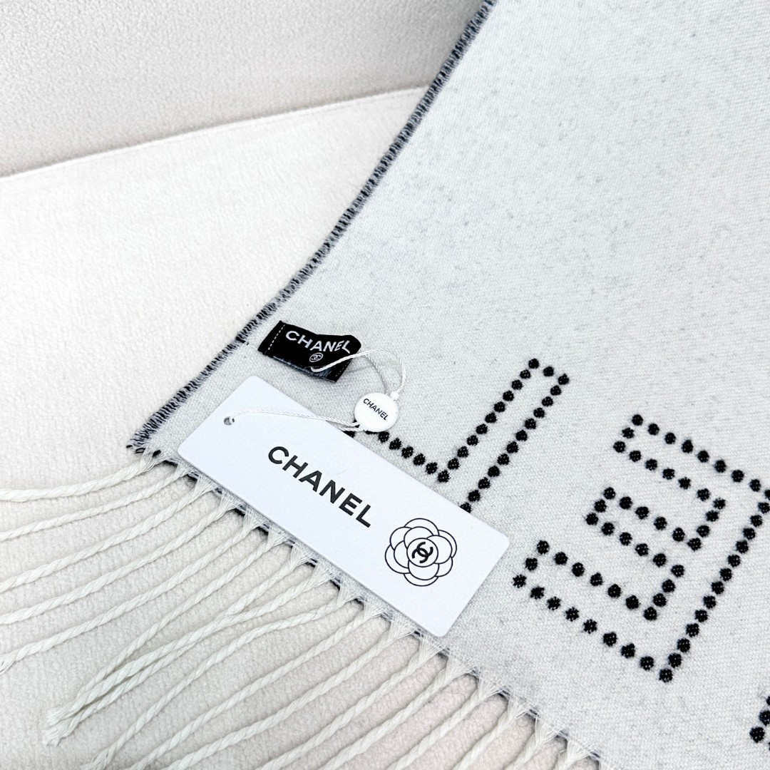 2024年 Chanel香家 高级舒适时髦气质，相信我的就收吧！香奈儿这款触动内心的柔美围巾，围巾配有双