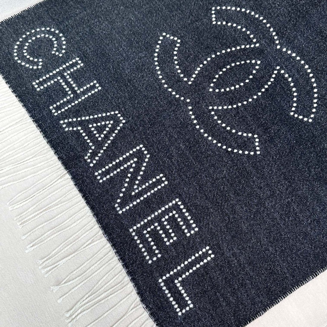 2024年 Chanel香家 高级舒适时髦气质，相信我的就收吧！香奈儿这款触动内心的柔美围巾，围巾配有双