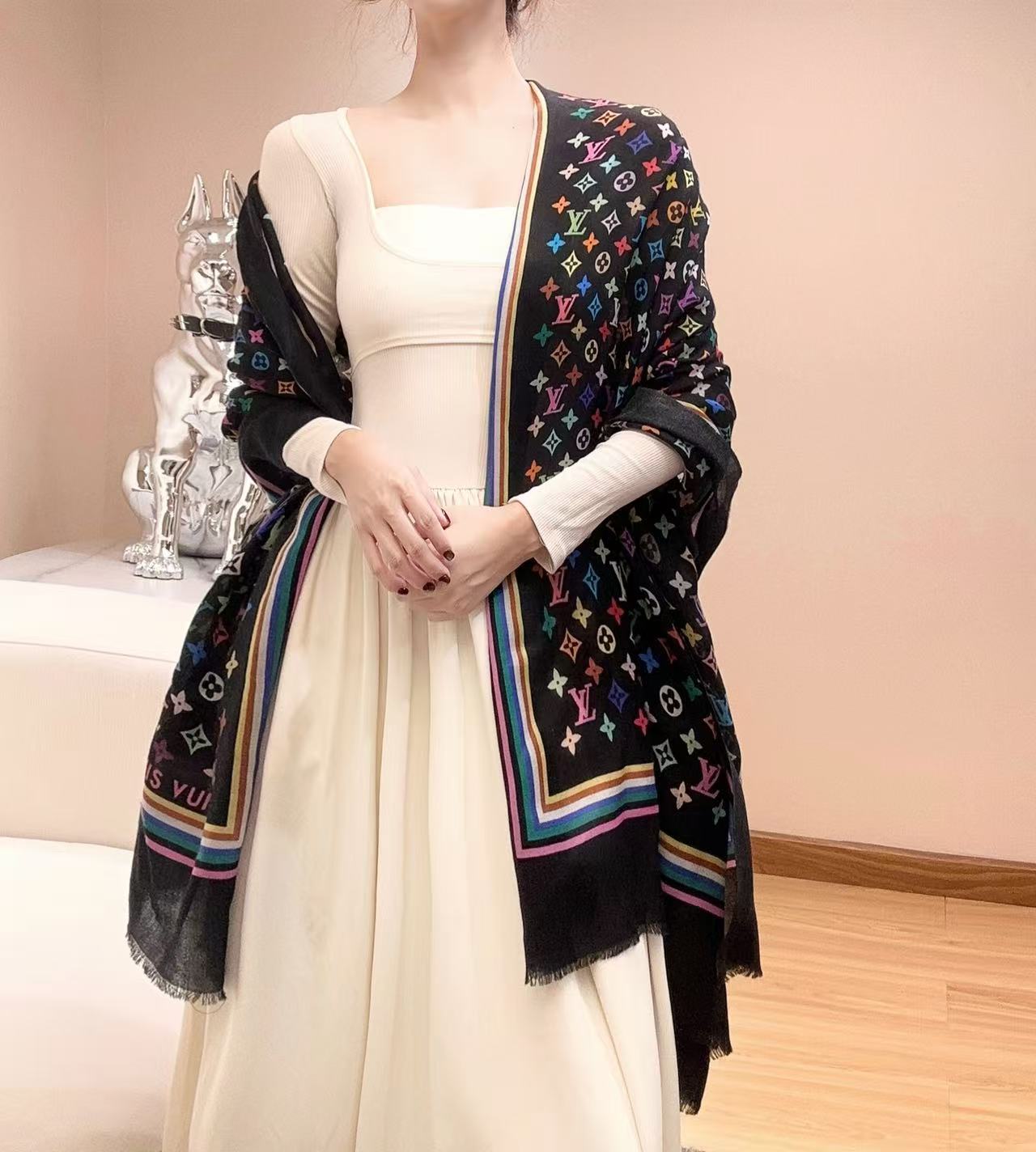 NO:542404,Lv Home 2025 latest model [Dee] I really like it, high-quality cashmere, the density of my factory can be compared!  The real thing is truly beautiful. The shawl is printed and painted in a very good way. The details can be seen that the whole scarf gives people aura and is very exquisite and high-end! It is definitely worth buying the size 100x200cm, cashmere, 2-color high-version scarf, high-version scarf, louis vuitton, shawls19860909Lv 家 2025最新款[得意]真心赞,高品质羊绒,我家工厂的密度可以对比！实物真心美 披肩配以印花无论设计喷绘都是非常到位细节都可见整个围巾给人气场的同时又非常精致高端!绝对值得入手尺寸100x200cm,材质羊绒,2色高版本围巾,高版本围巾,louis vuitton,shawls,scarf